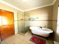  of property in Die Hoewes
