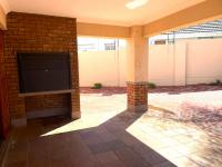 of property in Die Hoewes