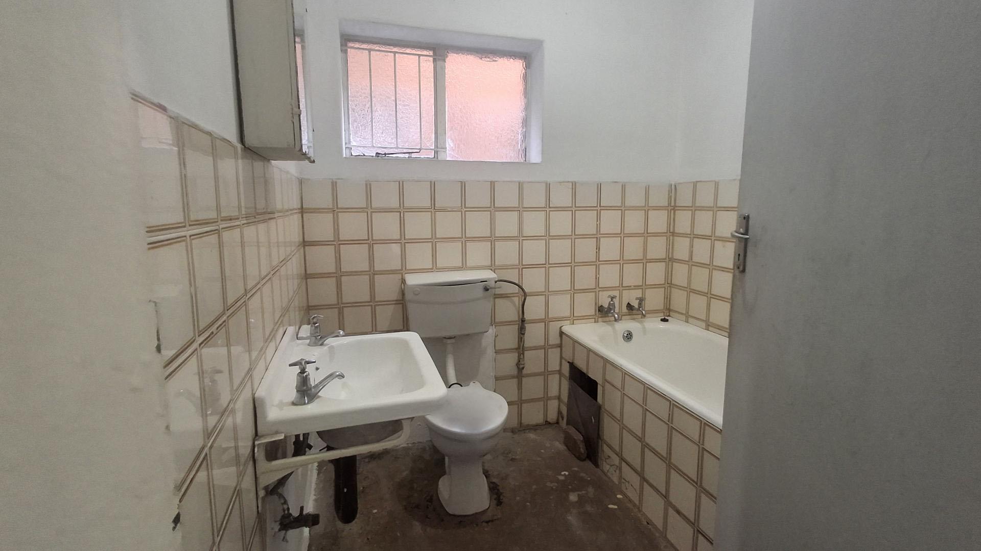 Bathroom 1 - 5 square meters of property in Luipaardsvlei