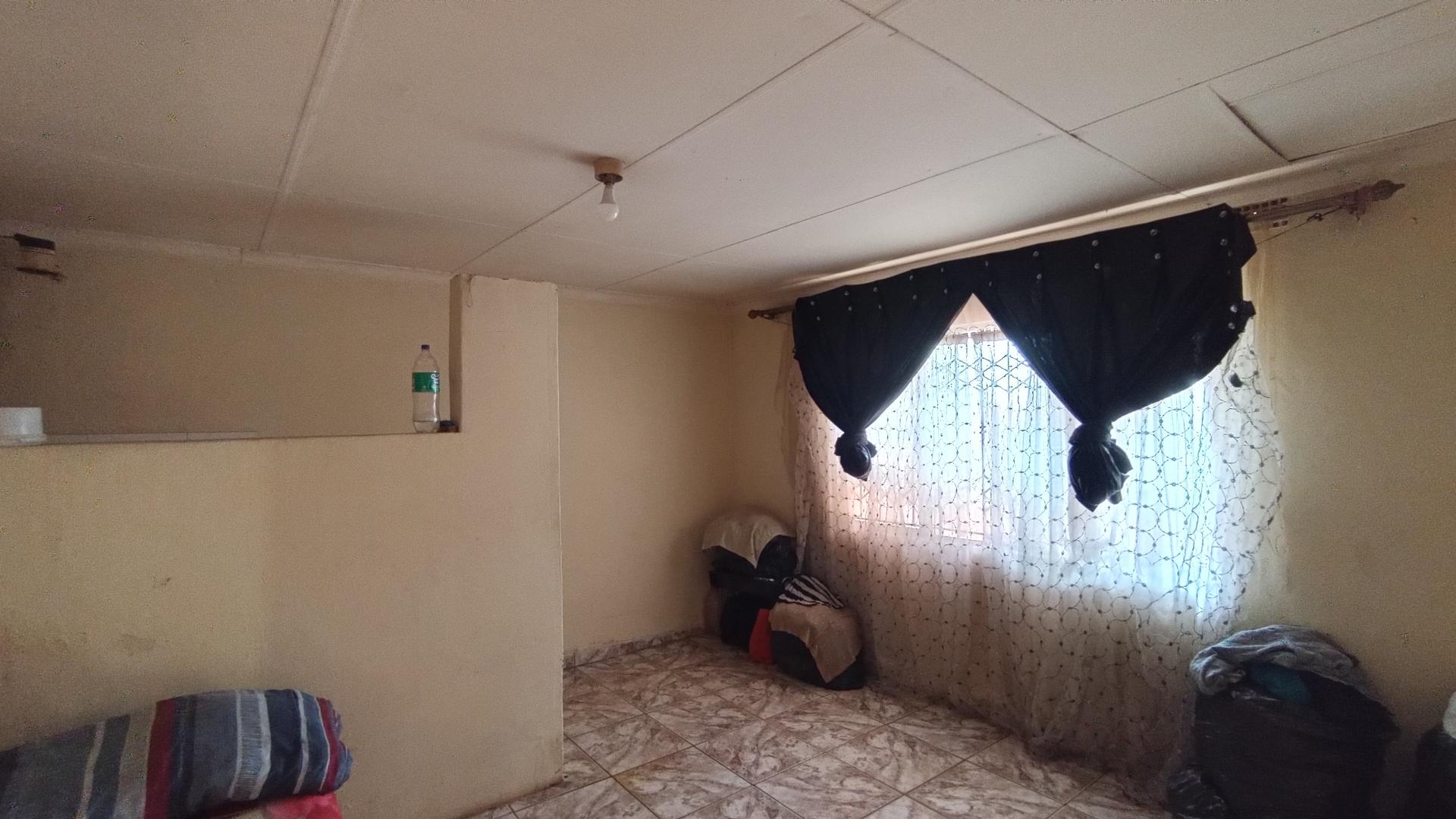 Bed Room 1 - 13 square meters of property in Lotus Park