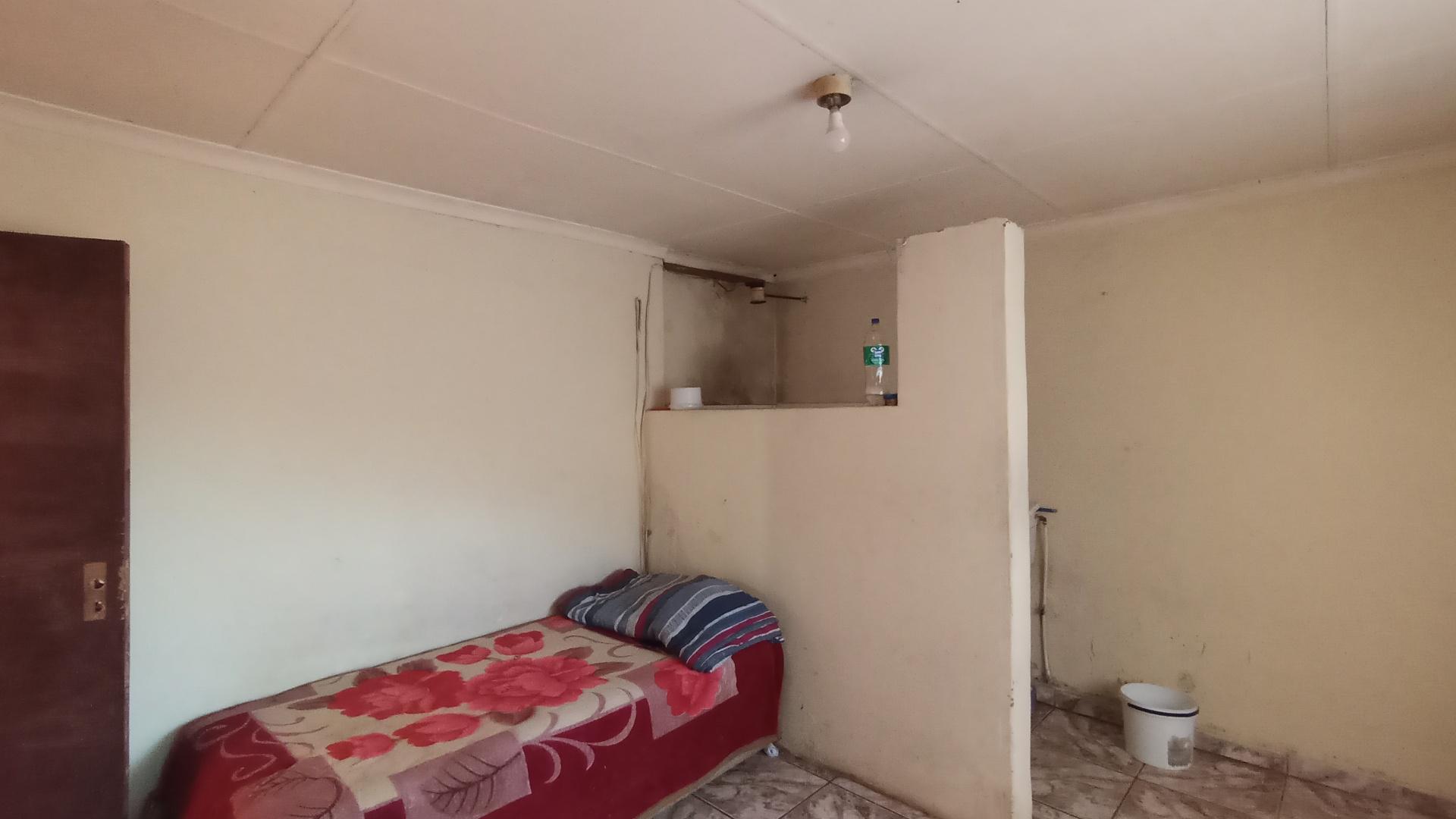Bed Room 1 - 13 square meters of property in Lotus Park