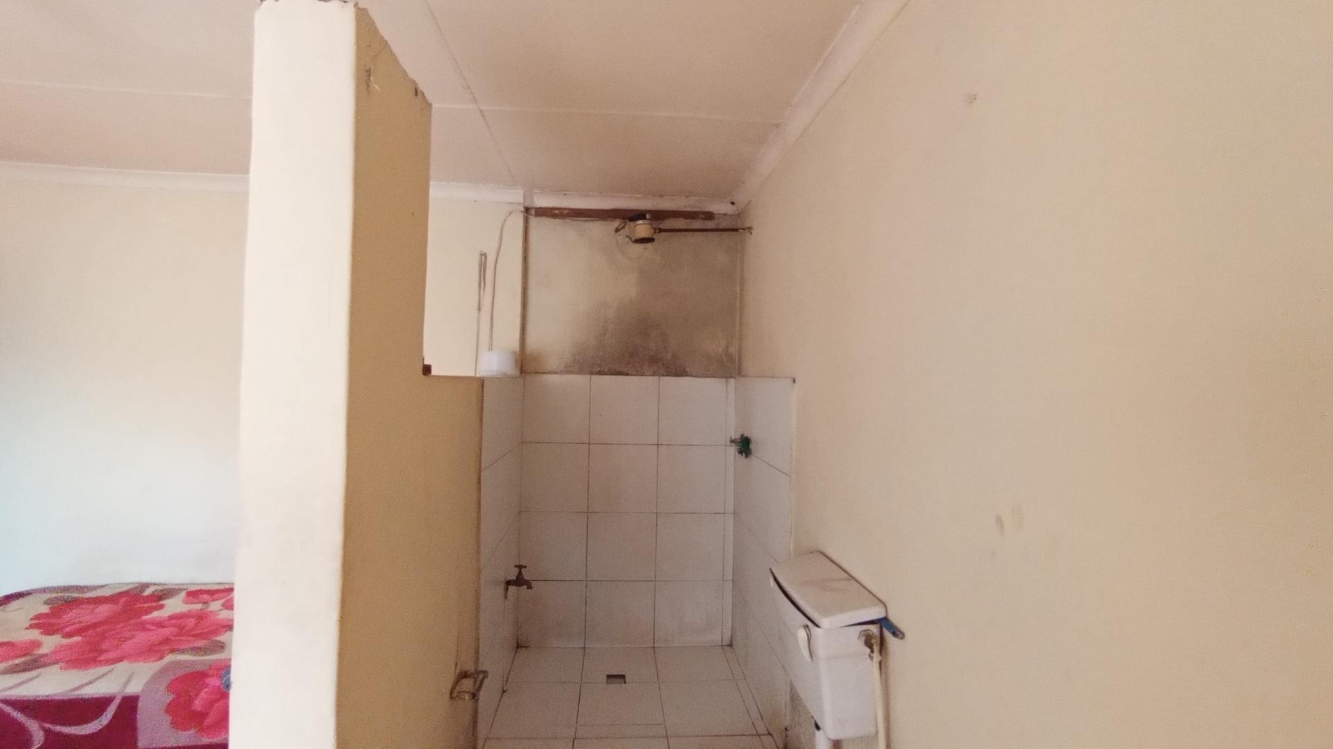 Bathroom 1 - 5 square meters of property in Lotus Park
