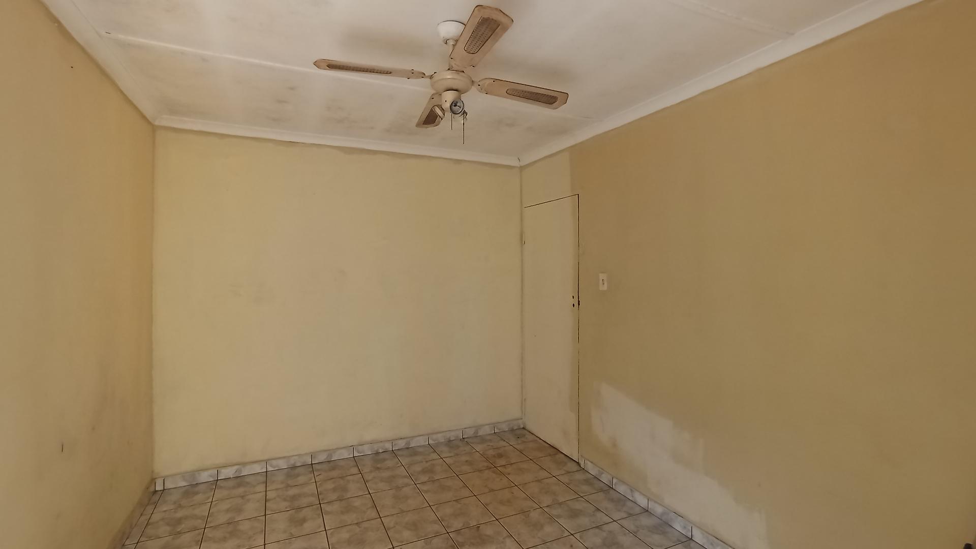 Bed Room 2 - 13 square meters of property in Lotus Park