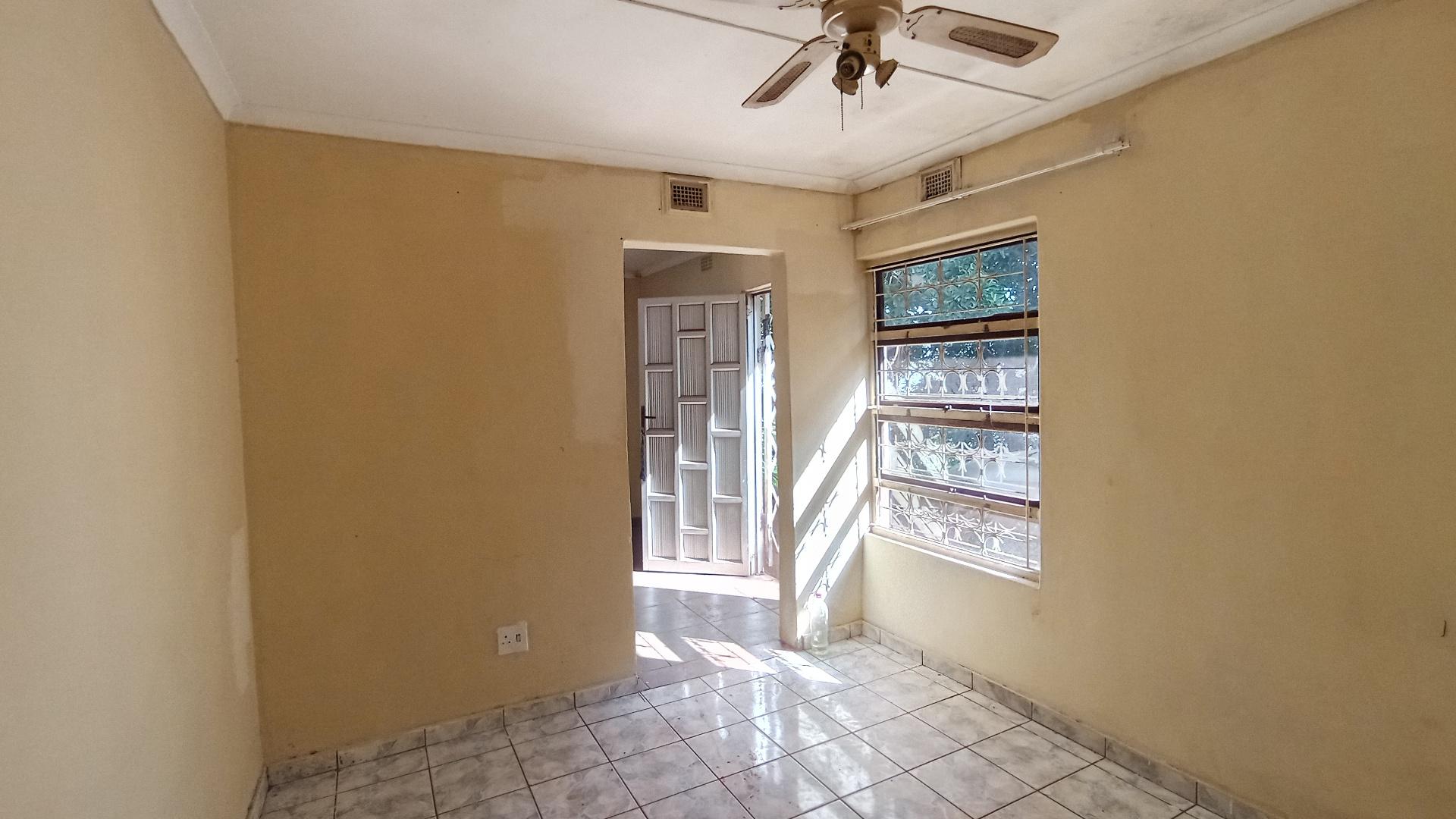 Bed Room 2 - 13 square meters of property in Lotus Park