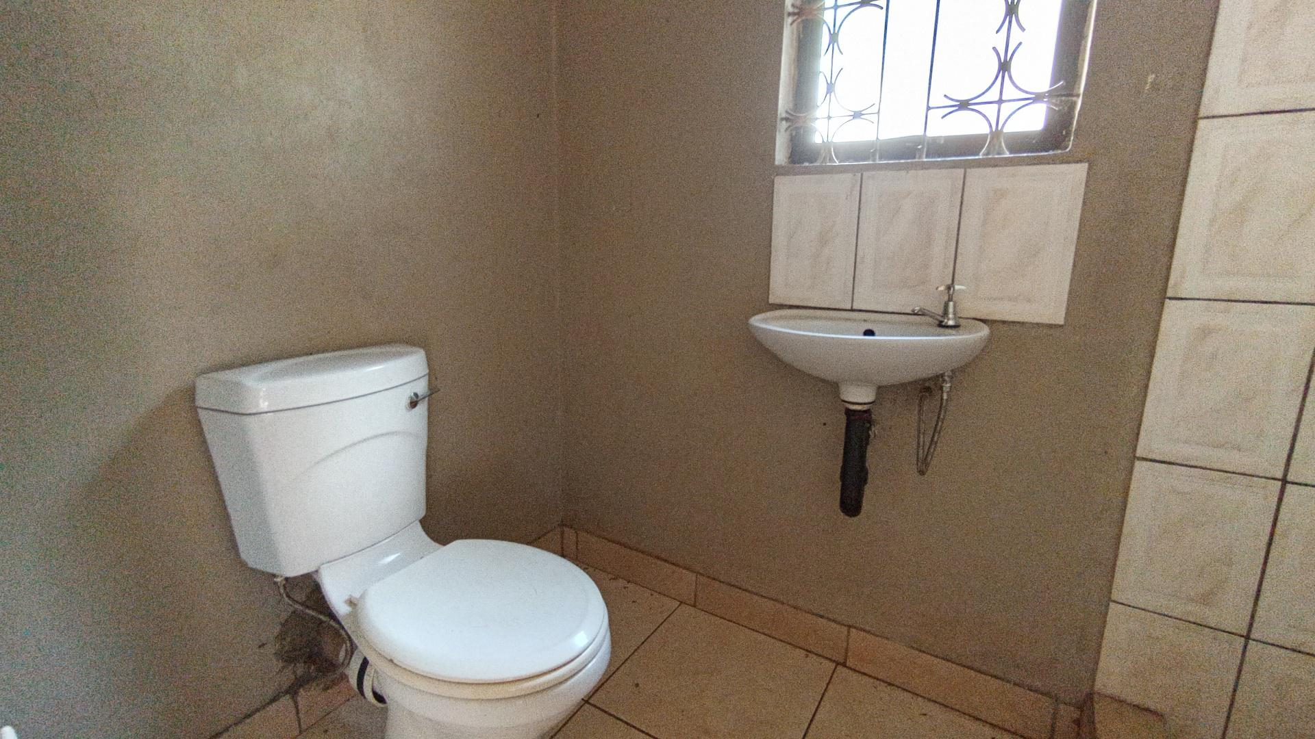 Bathroom 2 - 4 square meters of property in Lotus Park