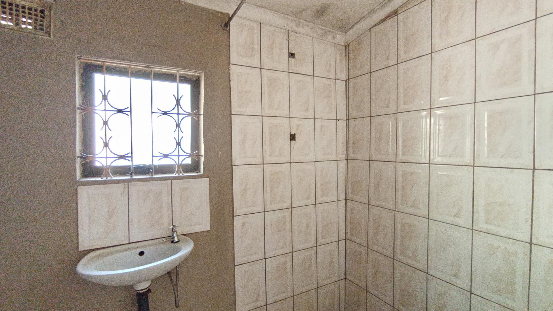 Bathroom 2 - 4 square meters of property in Lotus Park