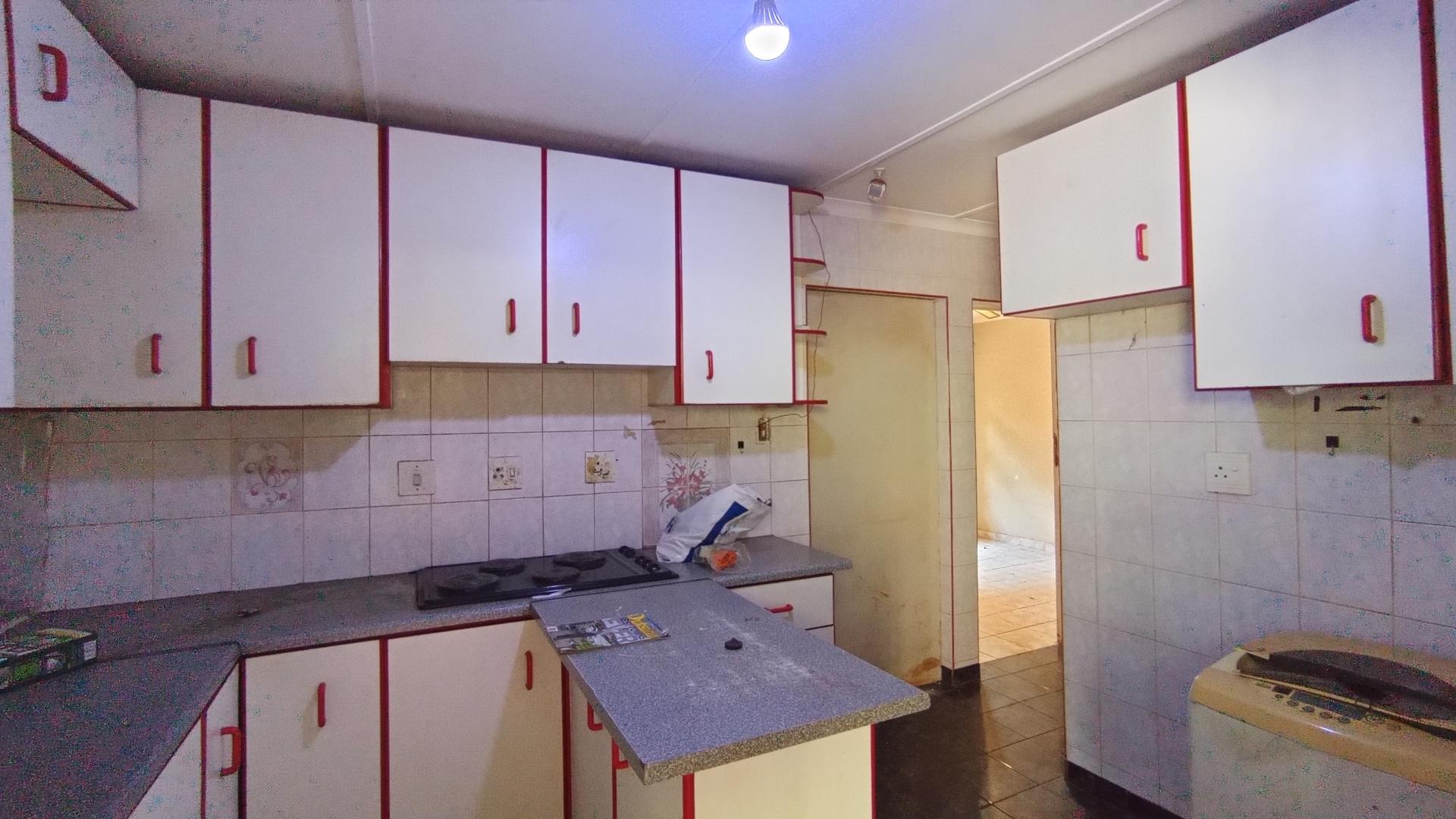 Kitchen - 16 square meters of property in Lotus Park