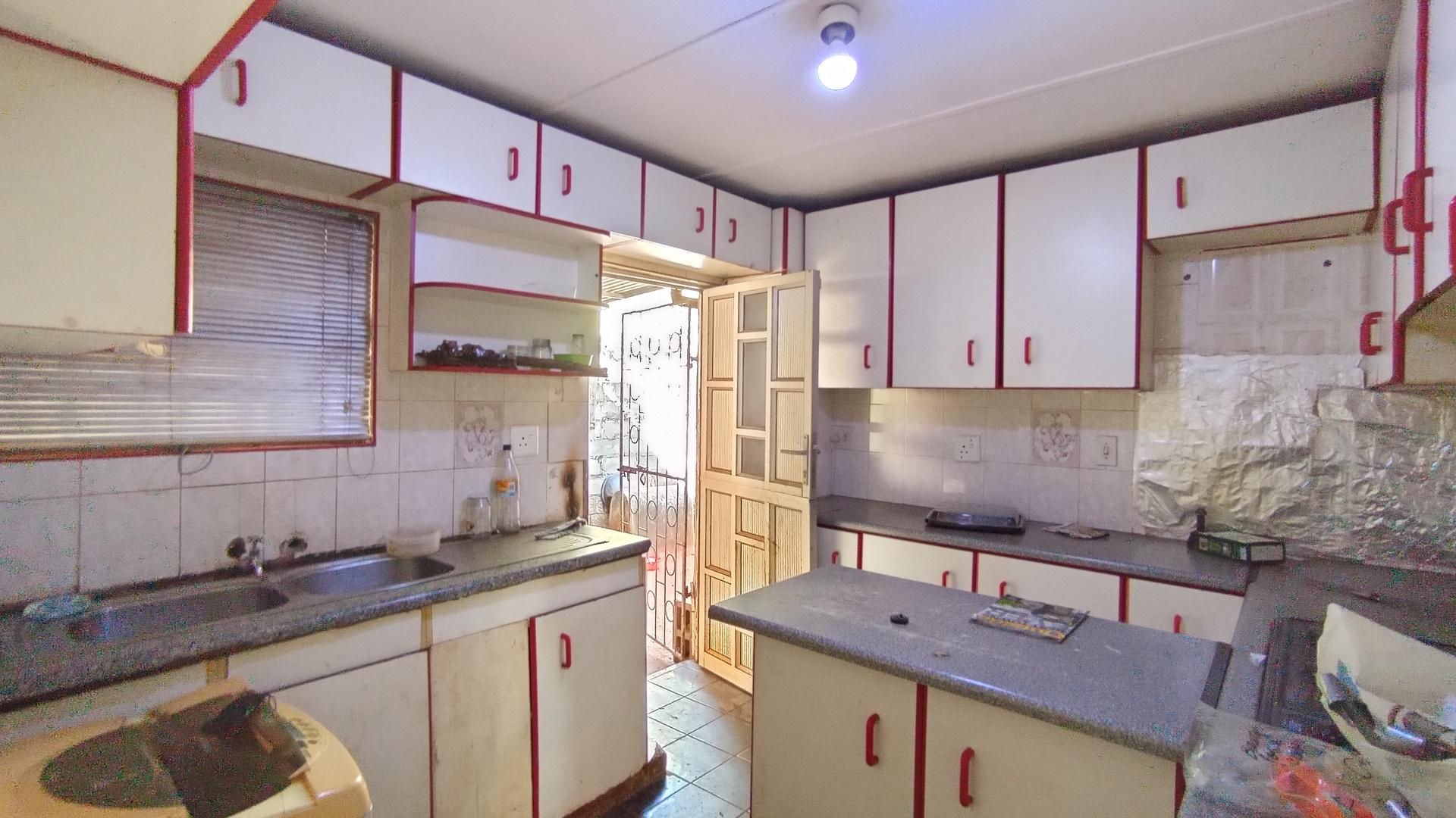 Kitchen - 16 square meters of property in Lotus Park