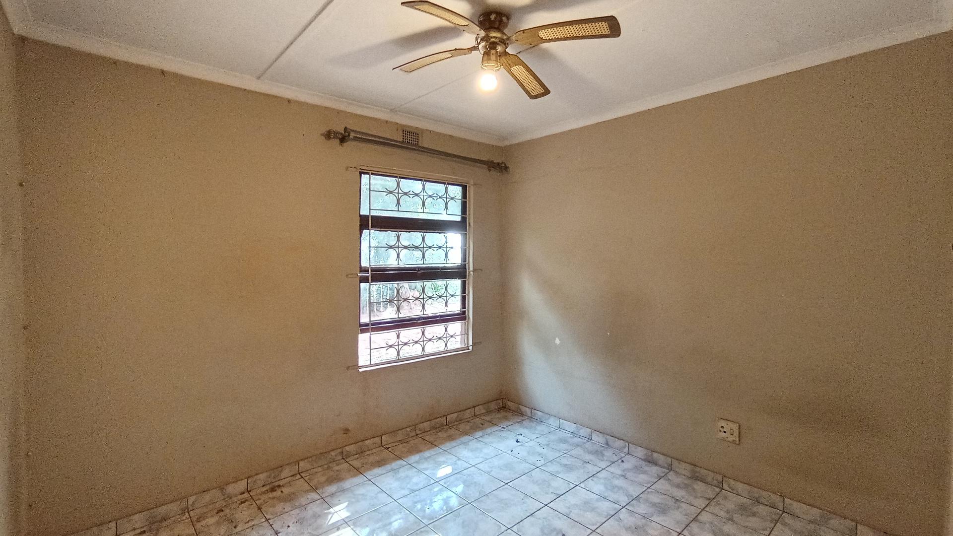 Bed Room 3 - 11 square meters of property in Lotus Park