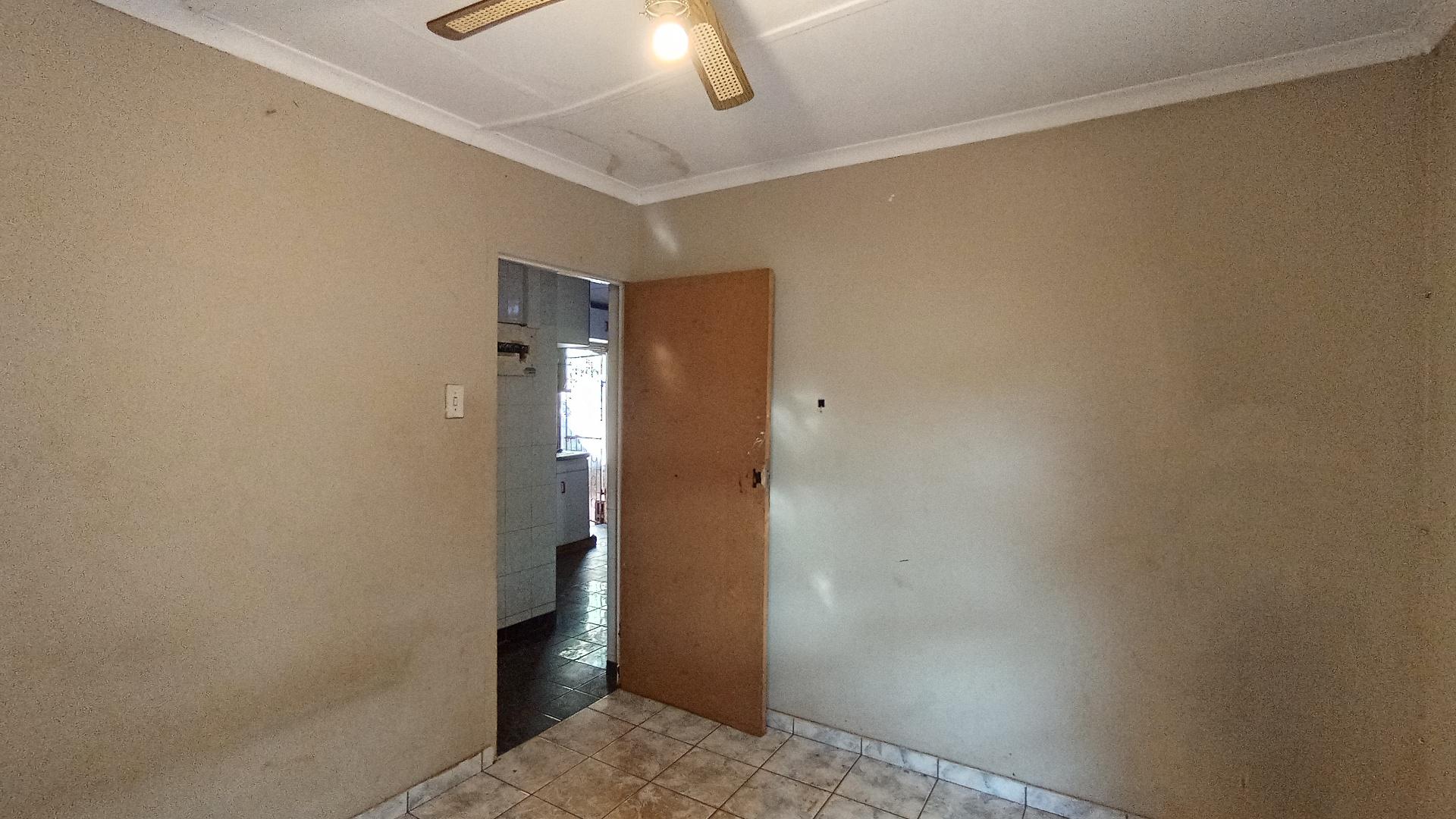 Bed Room 3 - 11 square meters of property in Lotus Park