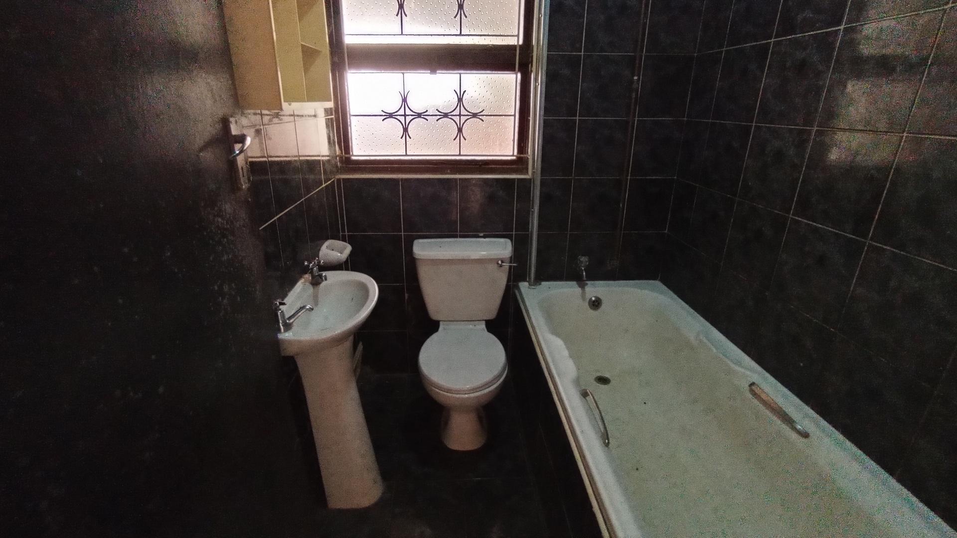 Bathroom 3+ - 7 square meters of property in Lotus Park