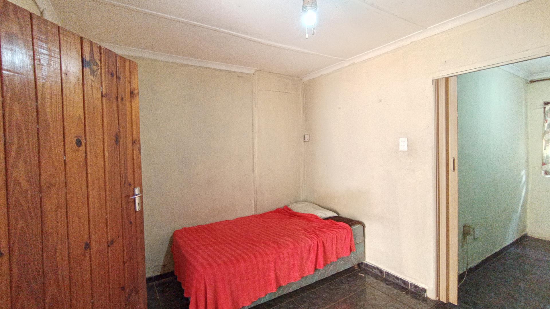 Bed Room 4 - 12 square meters of property in Lotus Park