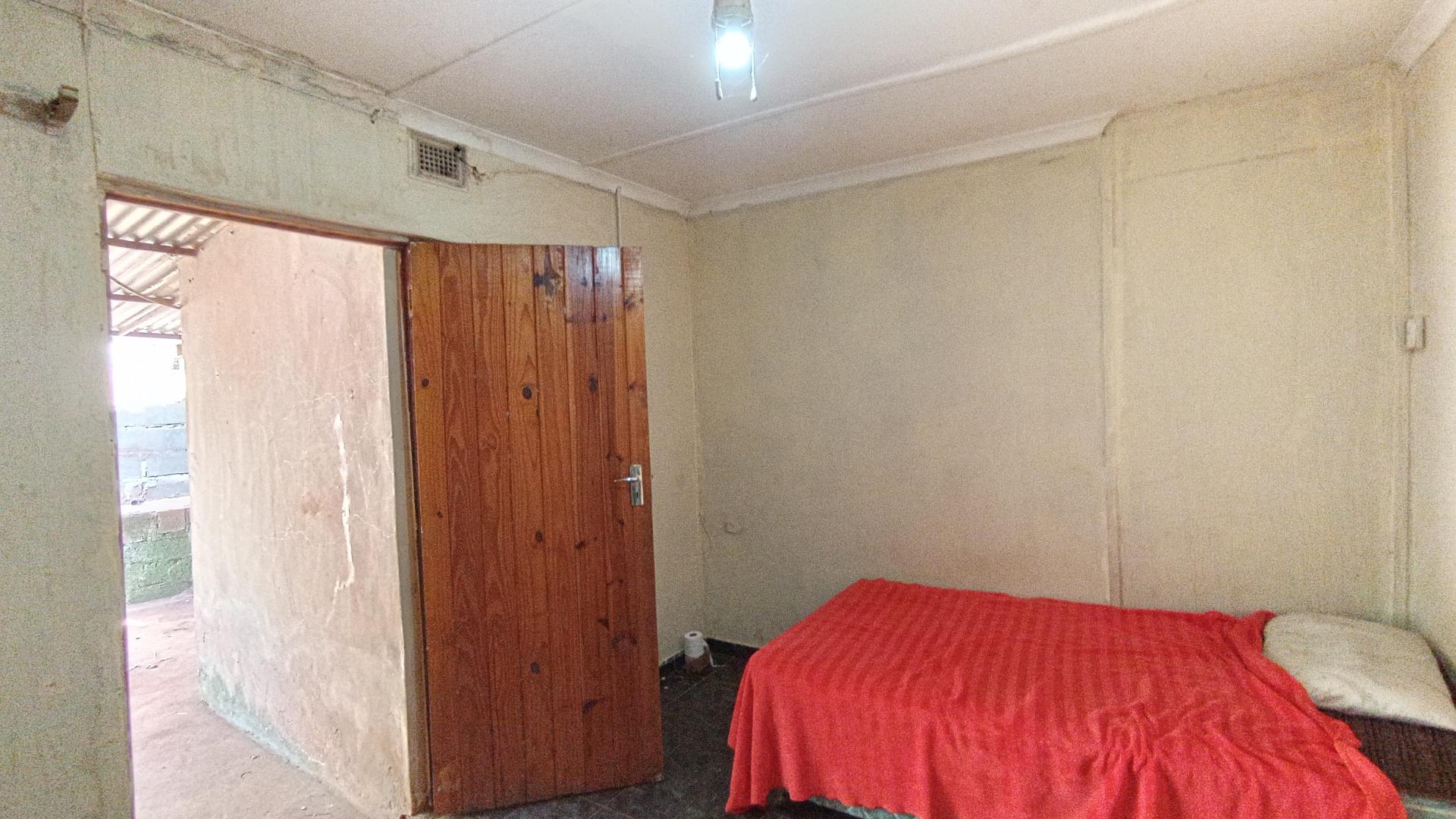 Bed Room 4 - 12 square meters of property in Lotus Park