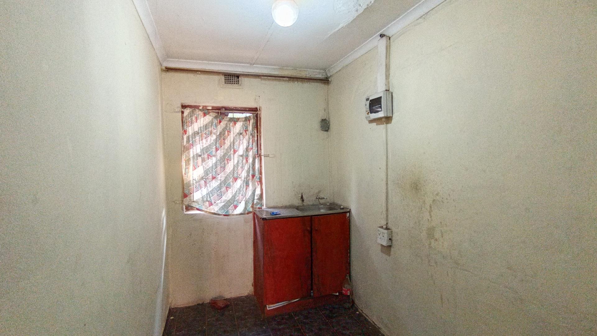 Kitchen - 16 square meters of property in Lotus Park