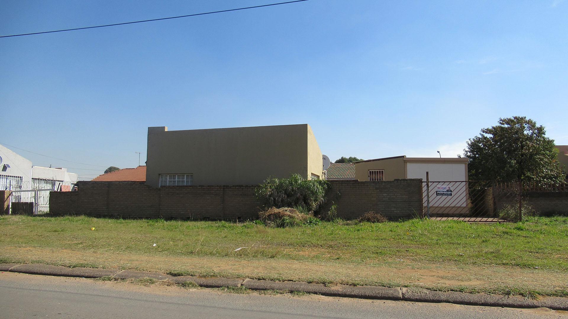 Front View of property in Eikepark