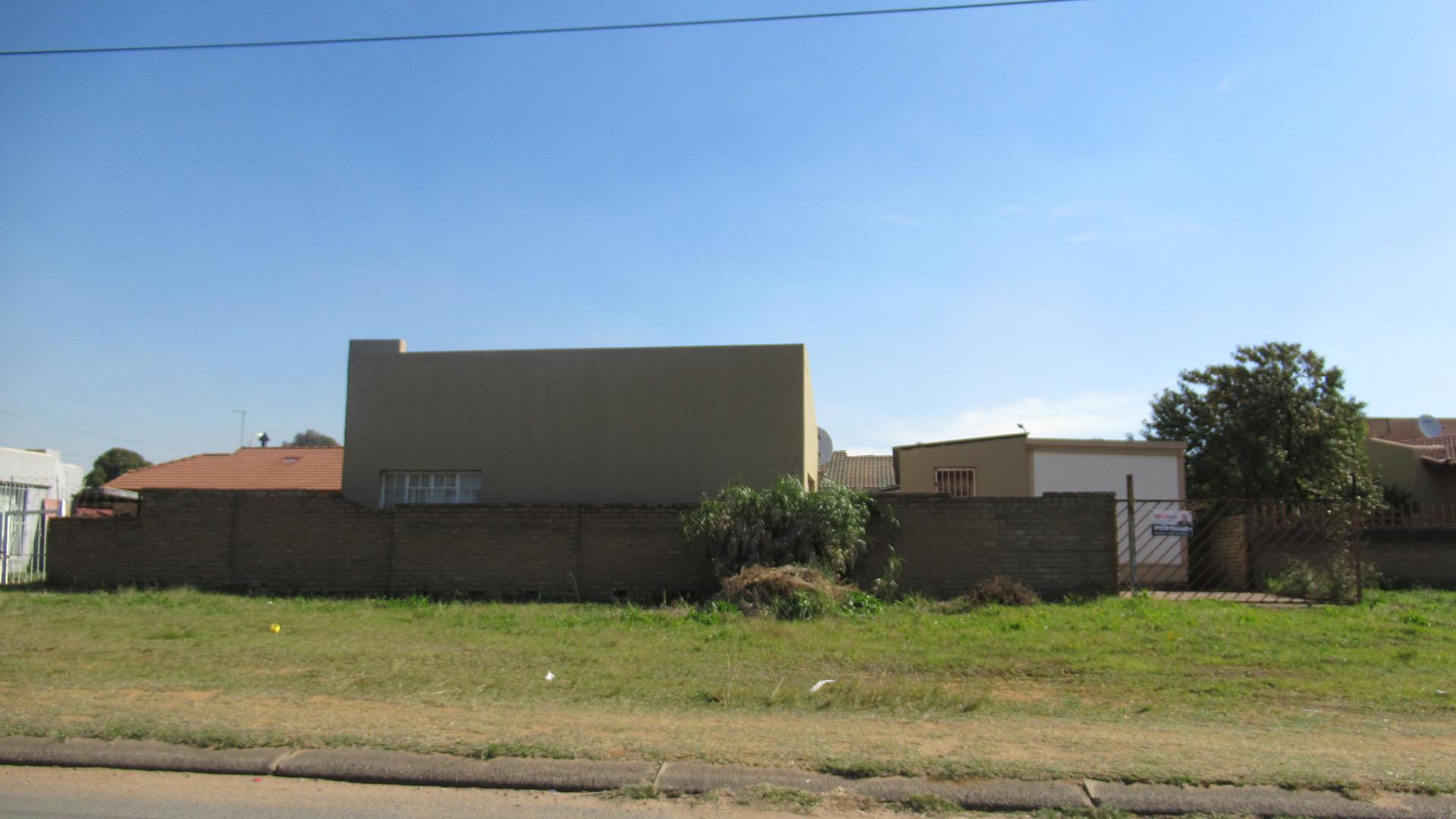 Front View of property in Eikepark