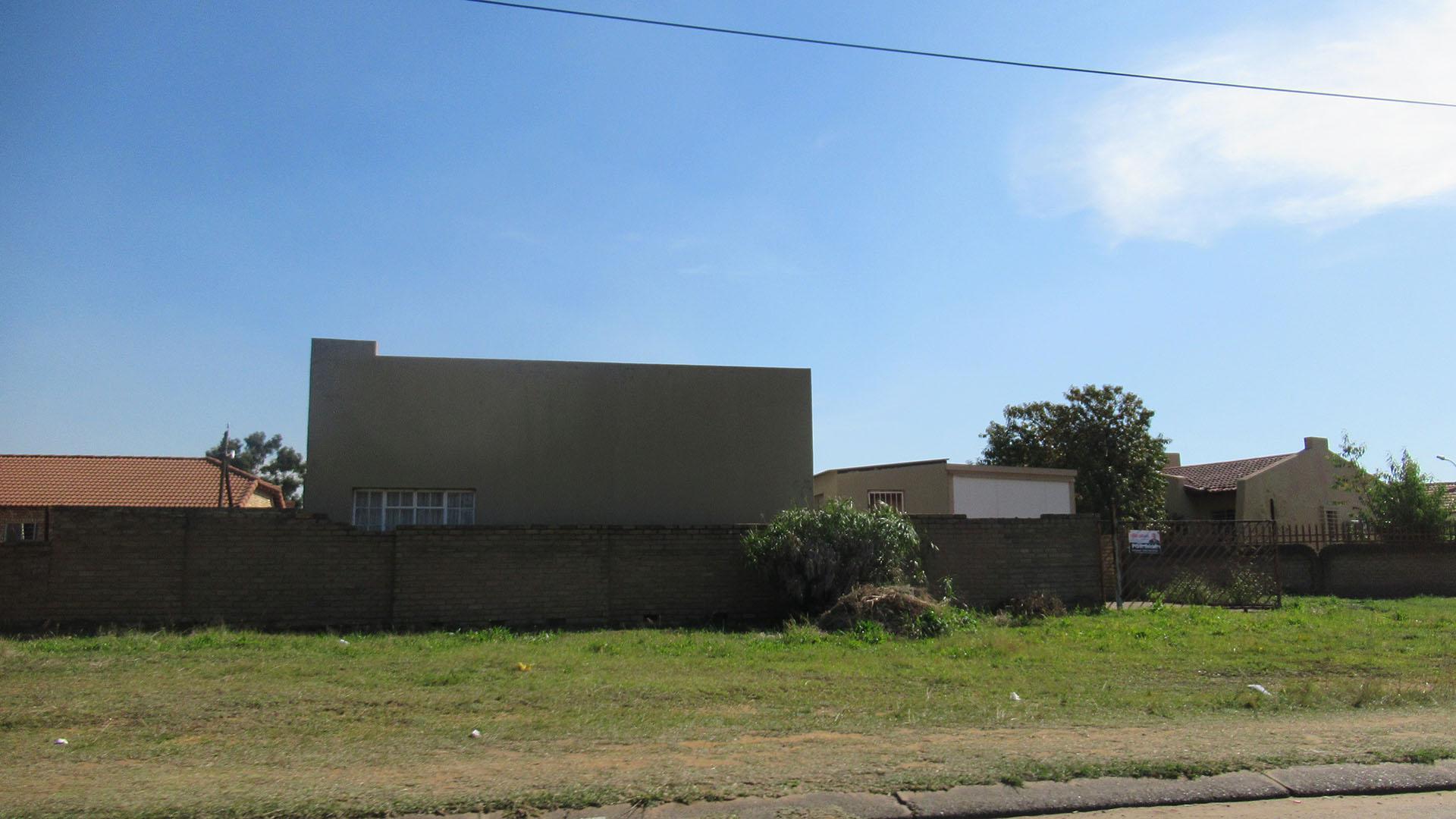 Front View of property in Eikepark
