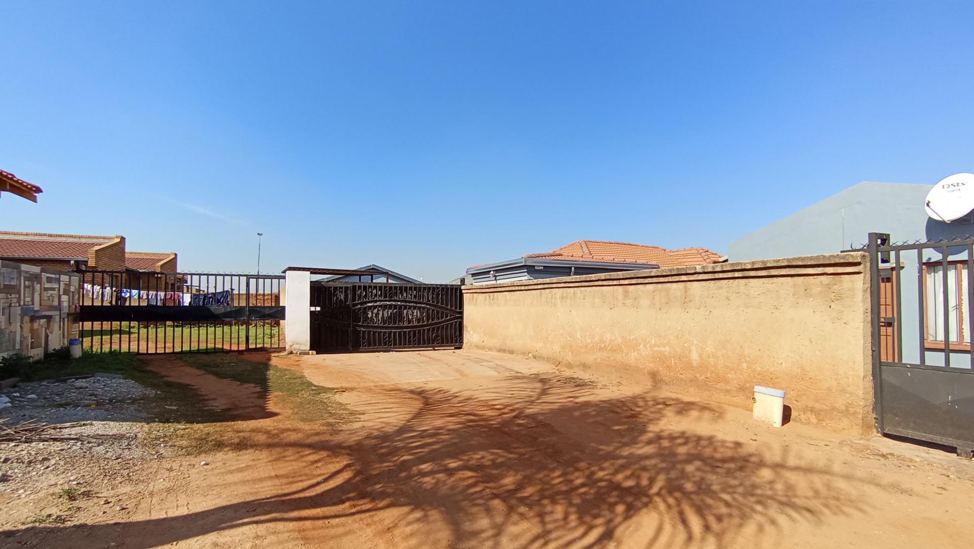Front View of property in Roodekop
