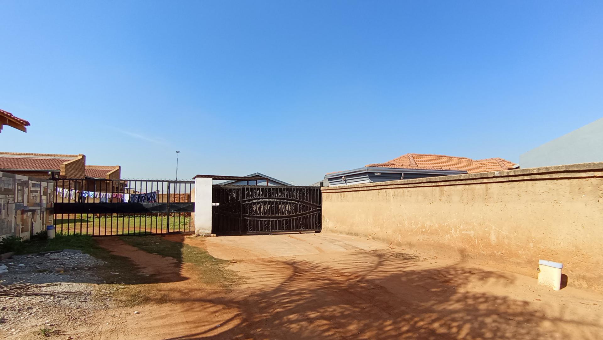 Front View of property in Roodekop