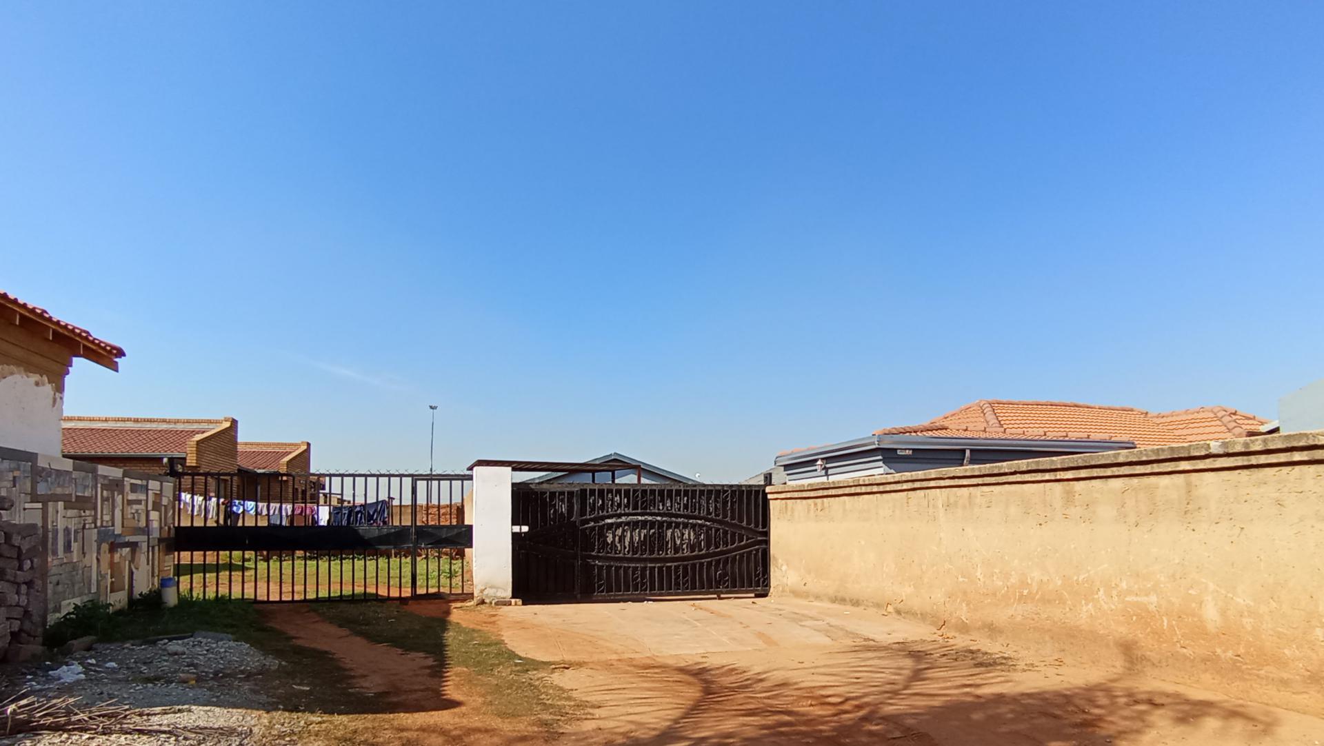 Front View of property in Roodekop