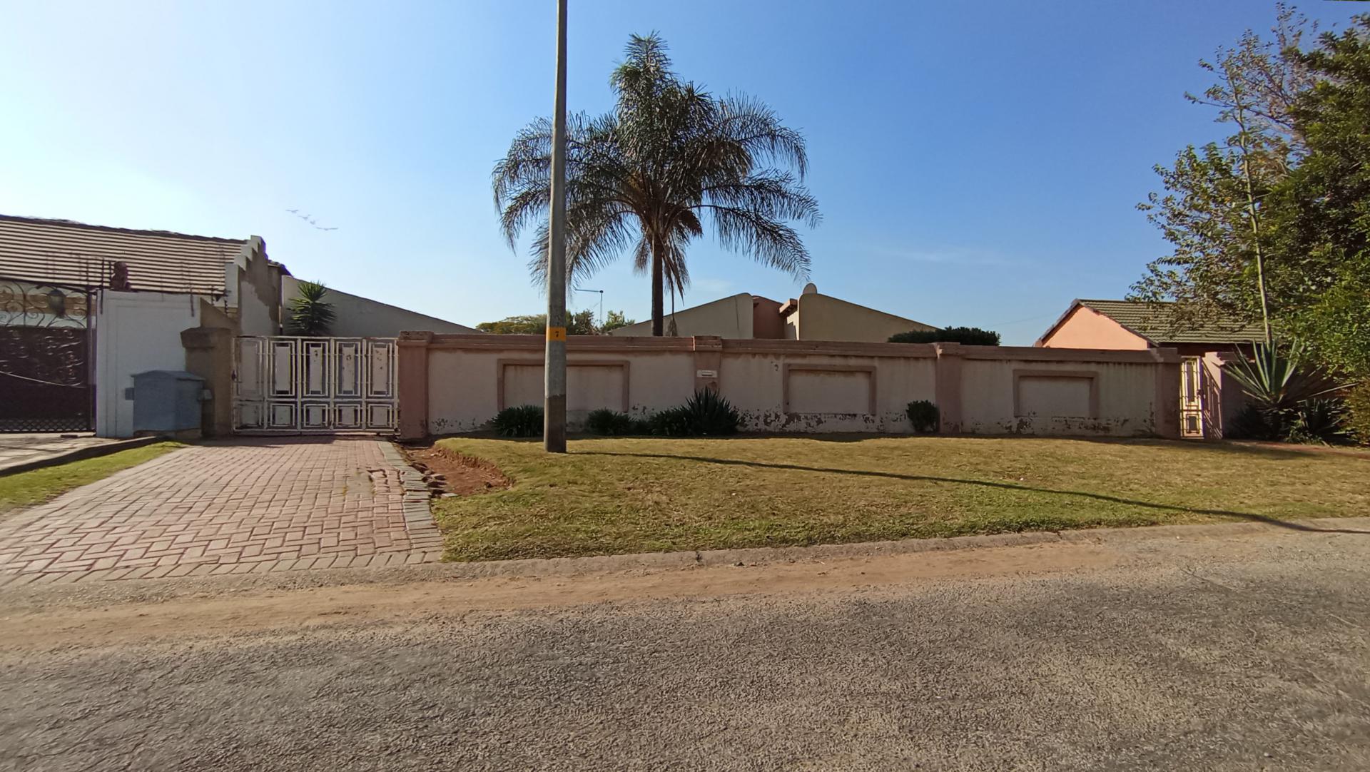 Front View of property in Roodebult