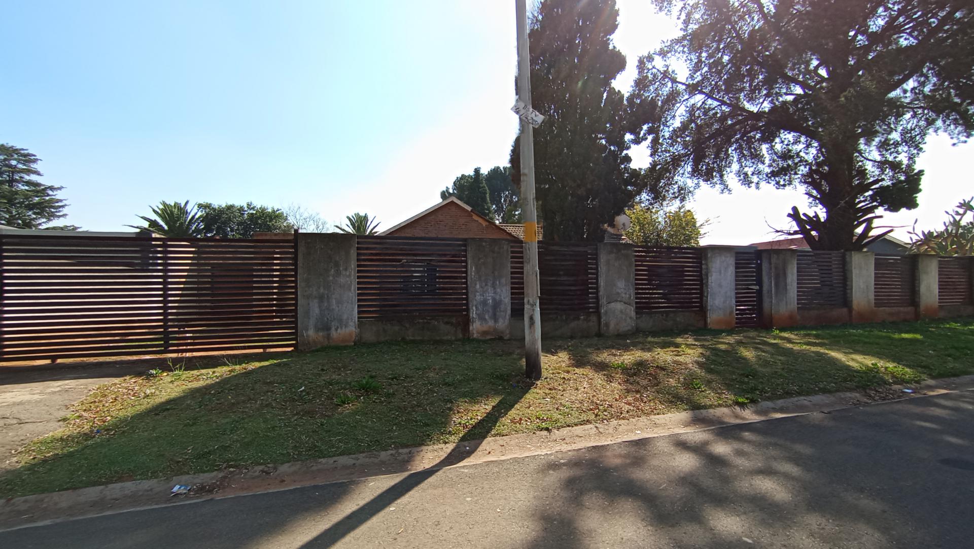 Front View of property in Rondebult