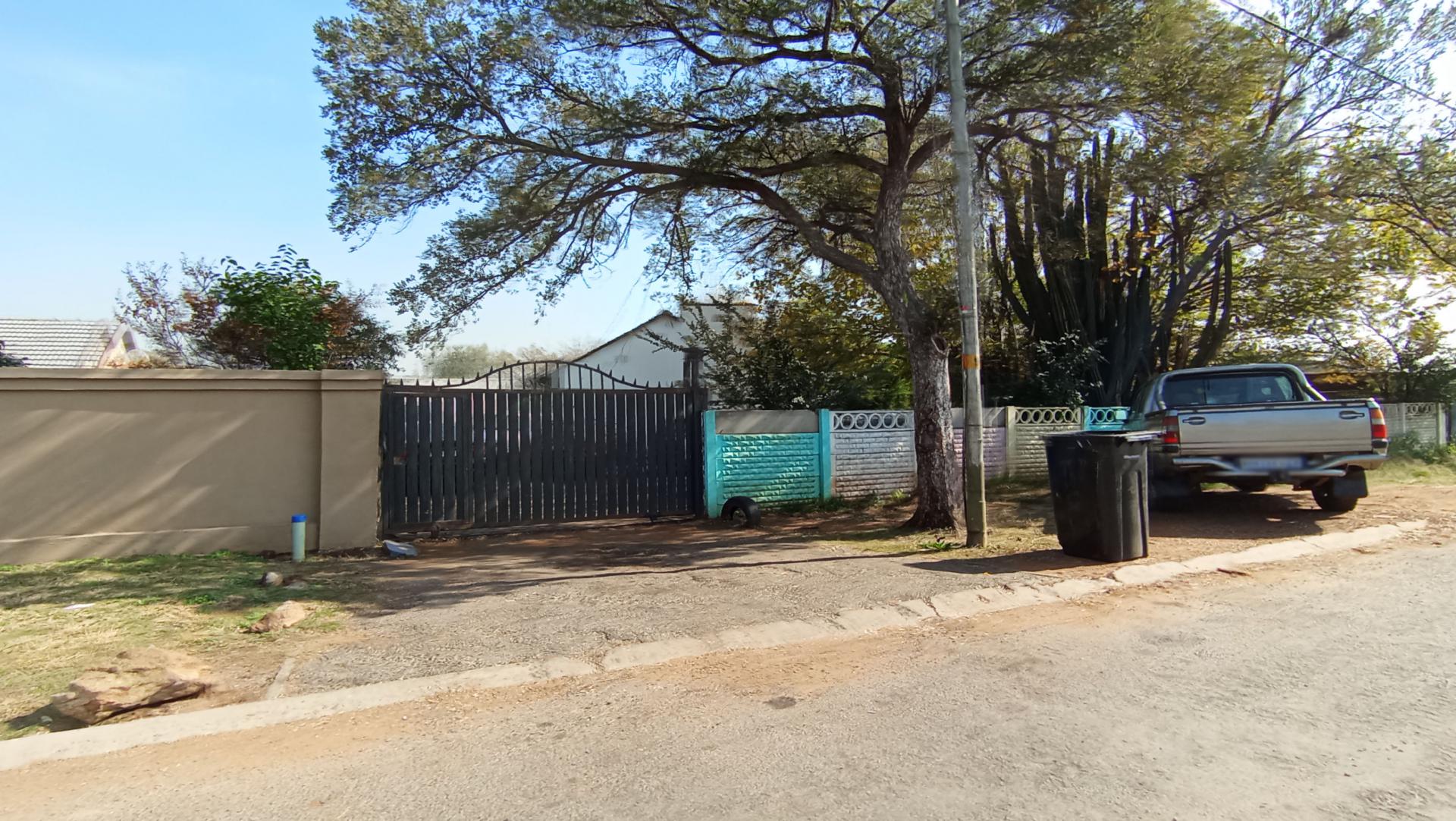 Front View of property in Roodekop