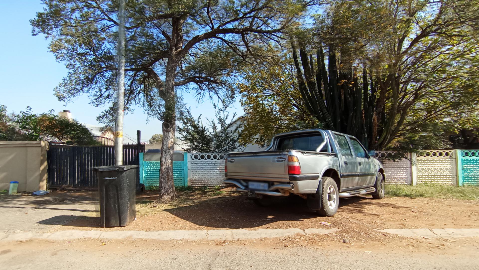 Front View of property in Roodekop