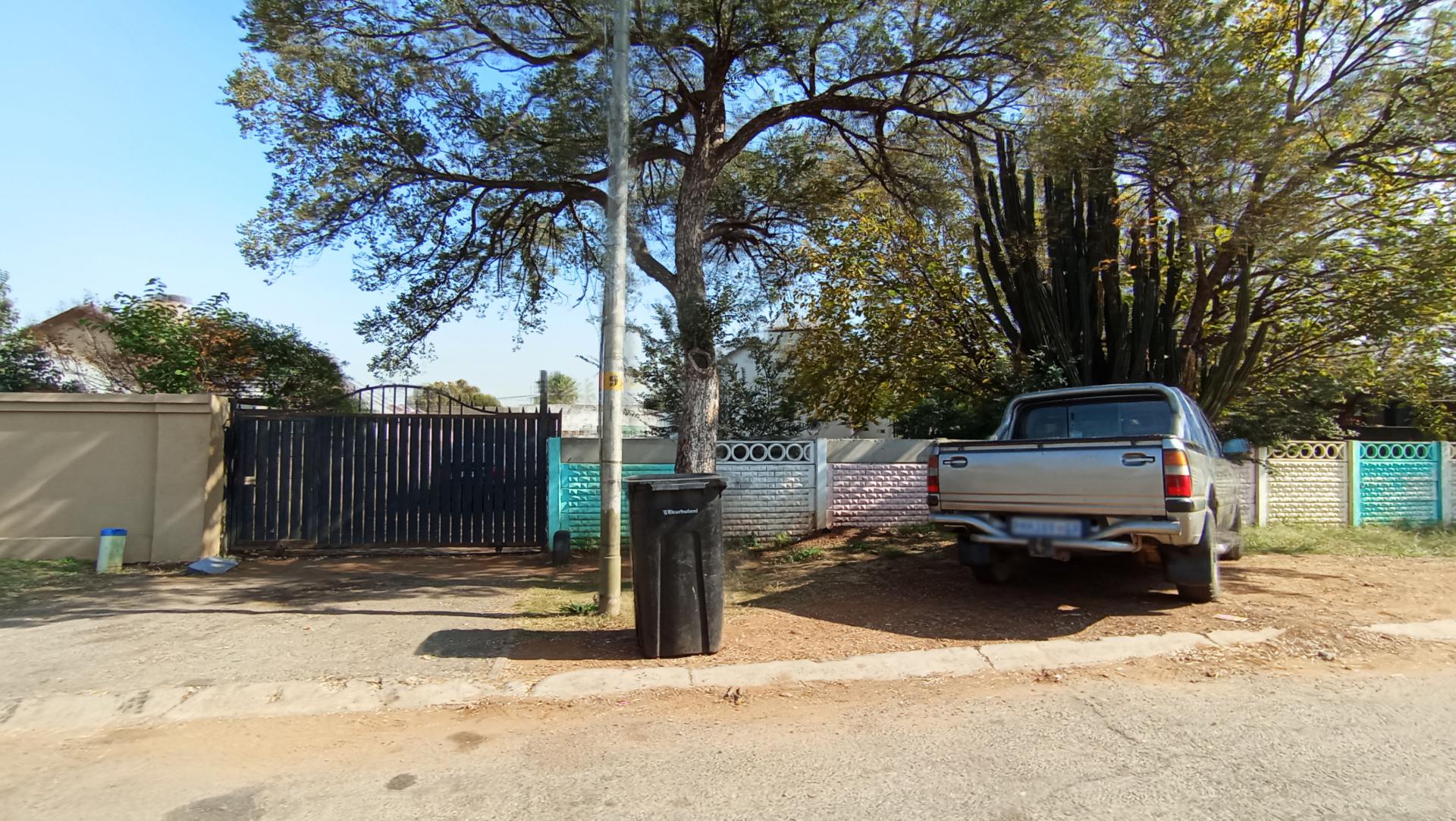 Front View of property in Roodekop