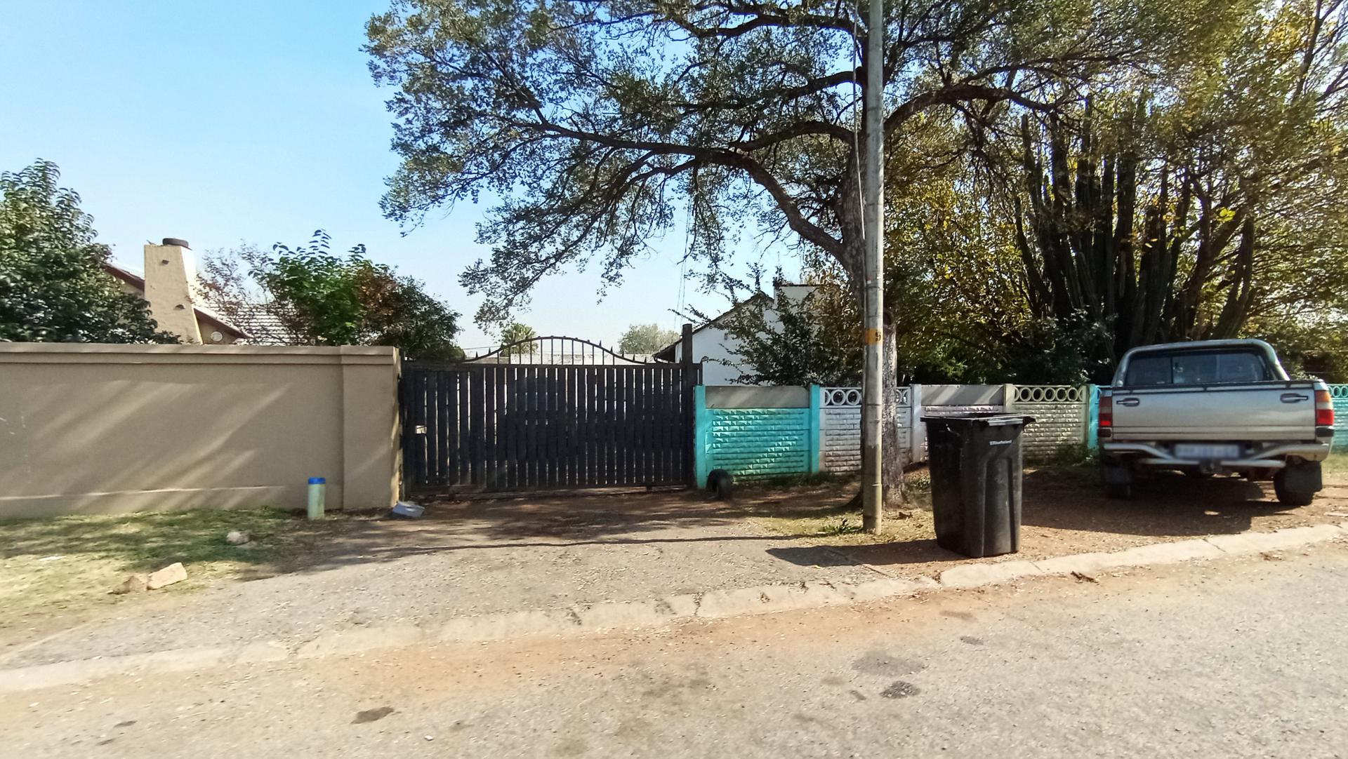 Front View of property in Roodekop