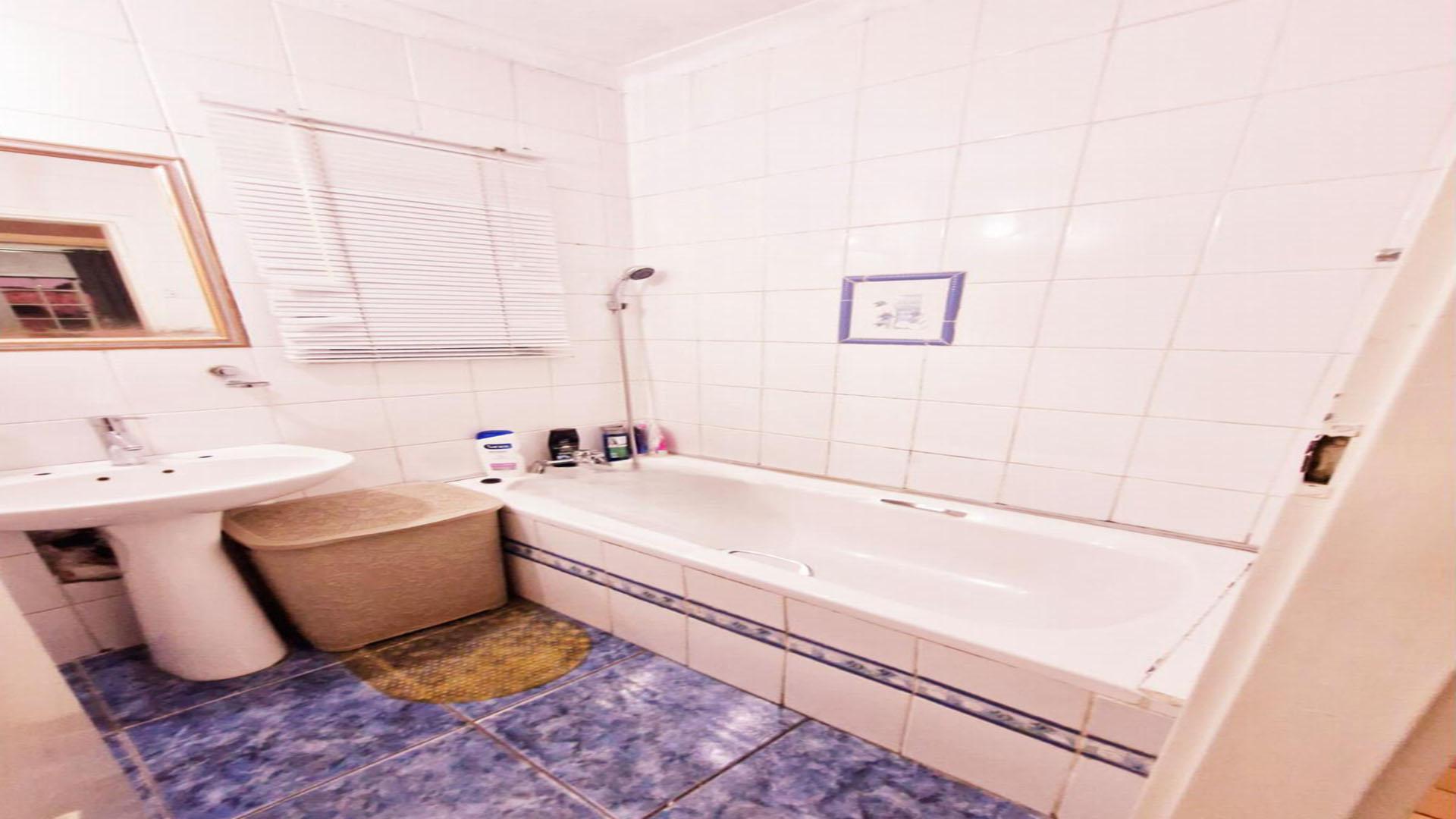 Bathroom 1 of property in Whetstone