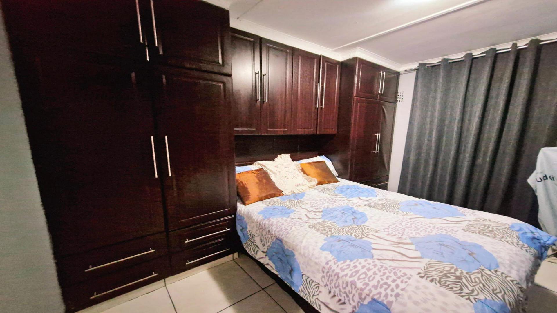 Bed Room 1 of property in Whetstone