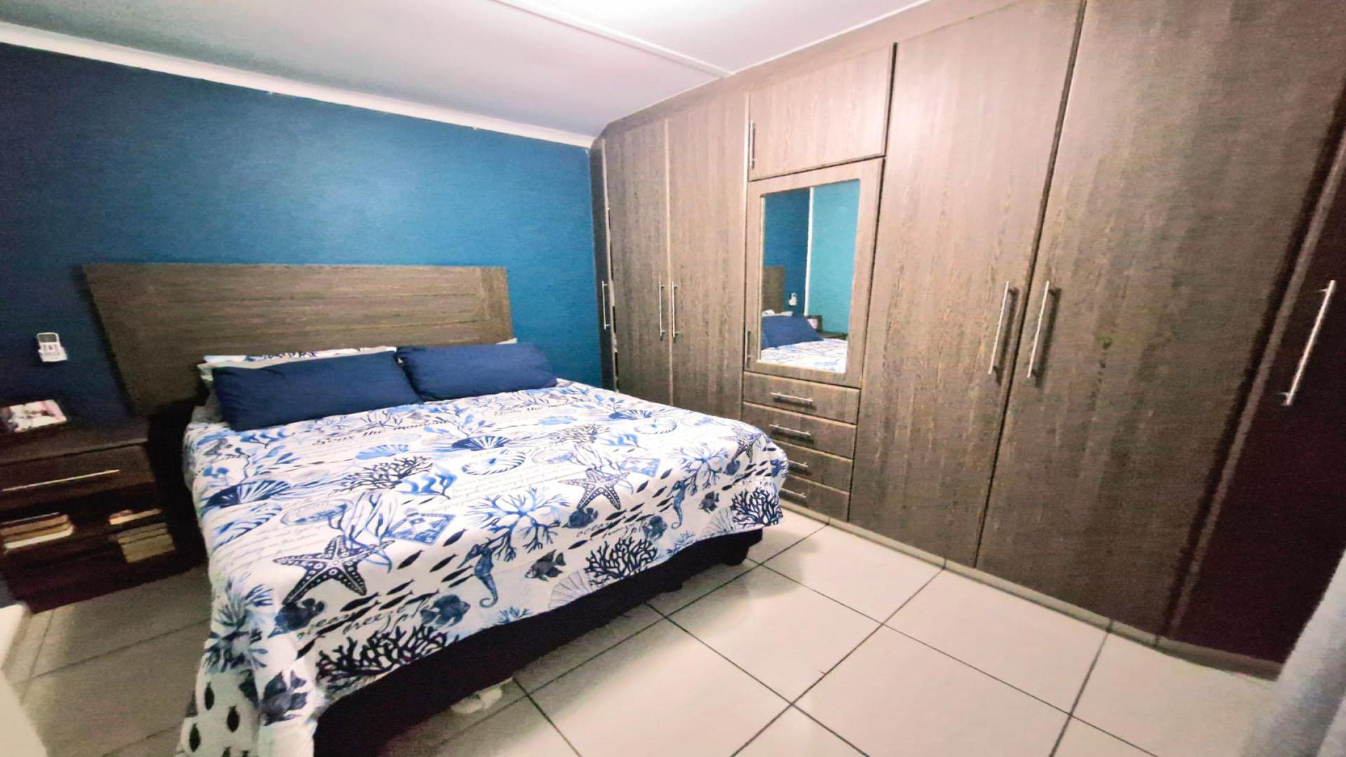 Main Bedroom of property in Whetstone