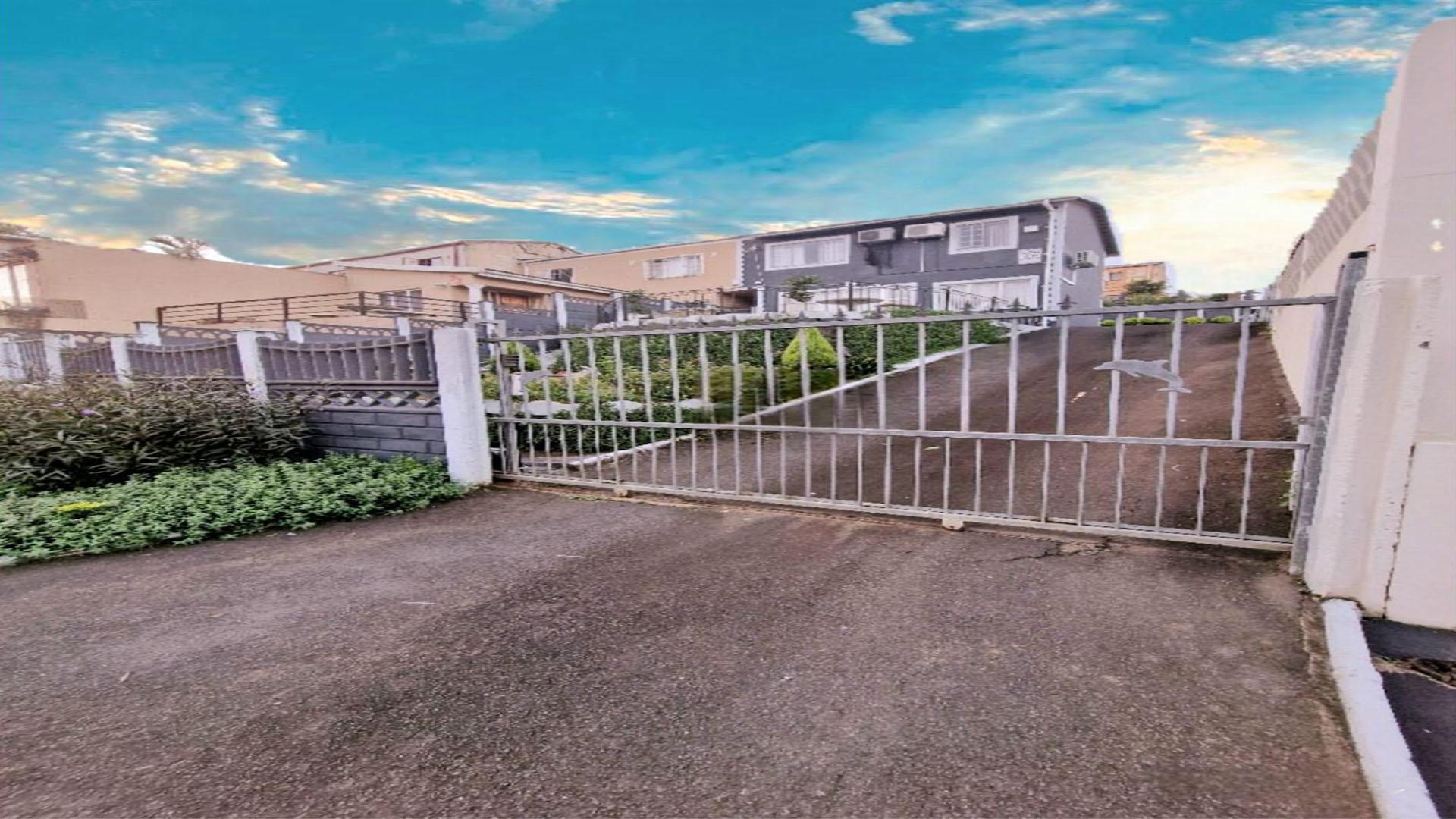Front View of property in Whetstone