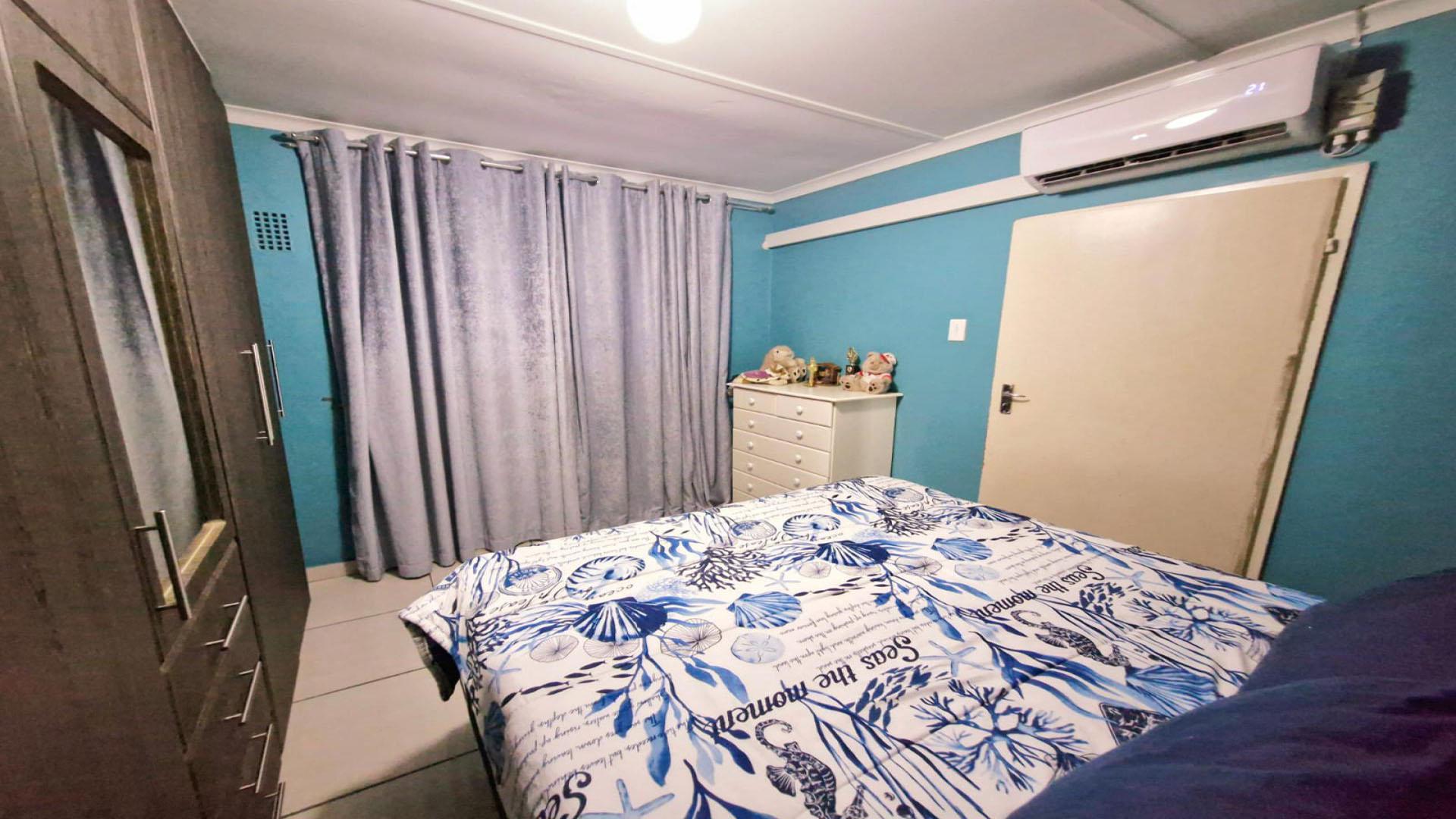 Main Bedroom of property in Whetstone