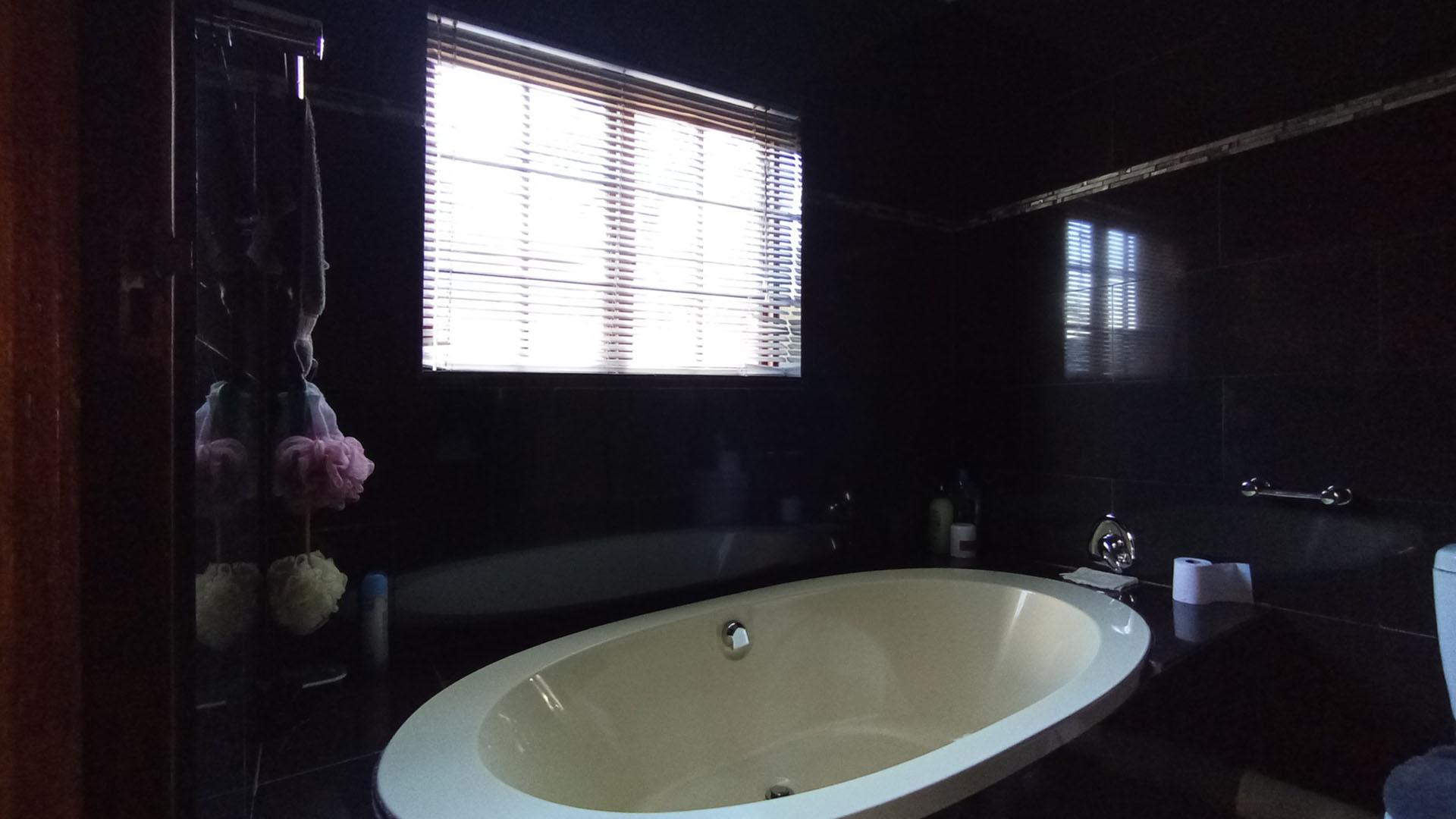 Main Bathroom - 7 square meters of property in Ninapark