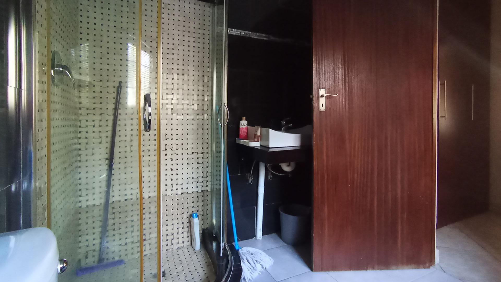 Main Bathroom - 7 square meters of property in Ninapark