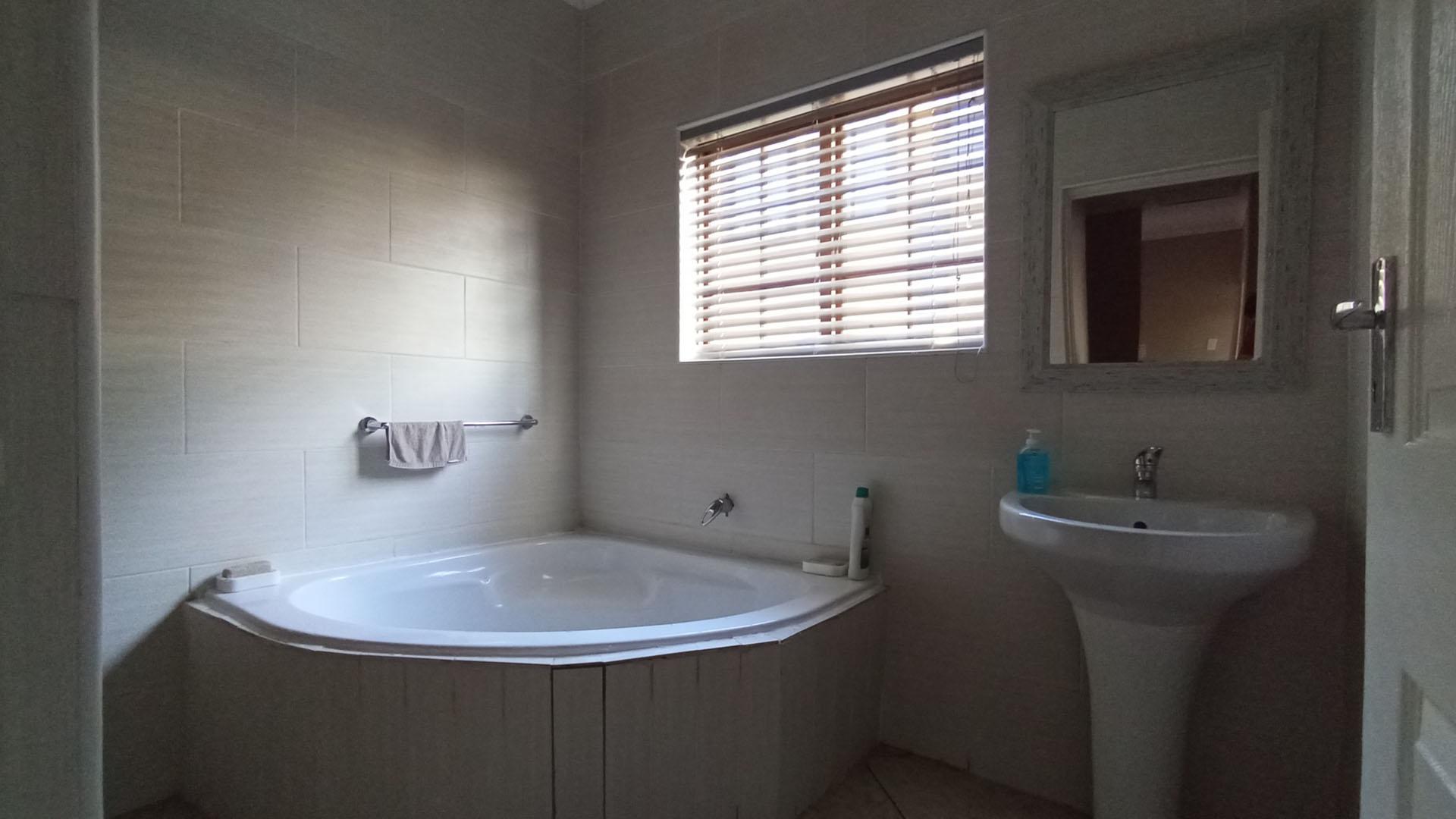 Bathroom 1 - 22 square meters of property in Ninapark