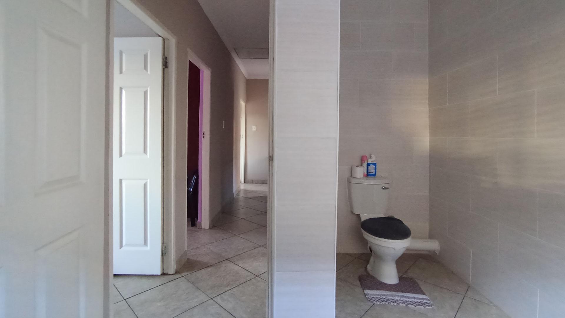 Bathroom 1 - 22 square meters of property in Ninapark