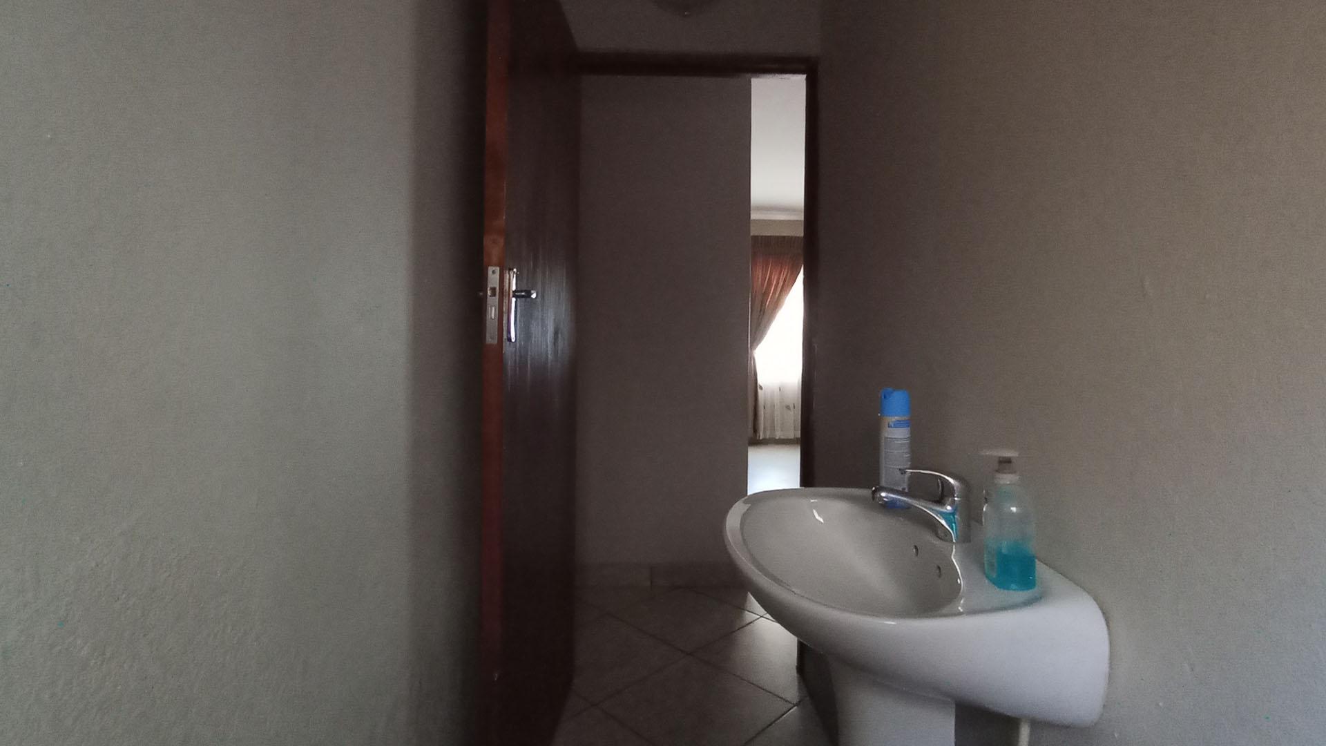 Guest Toilet - 3 square meters of property in Ninapark