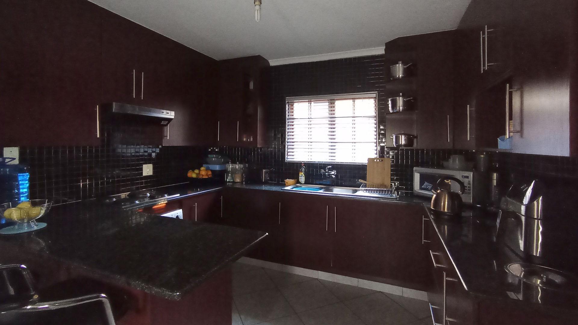 Kitchen - 12 square meters of property in Ninapark