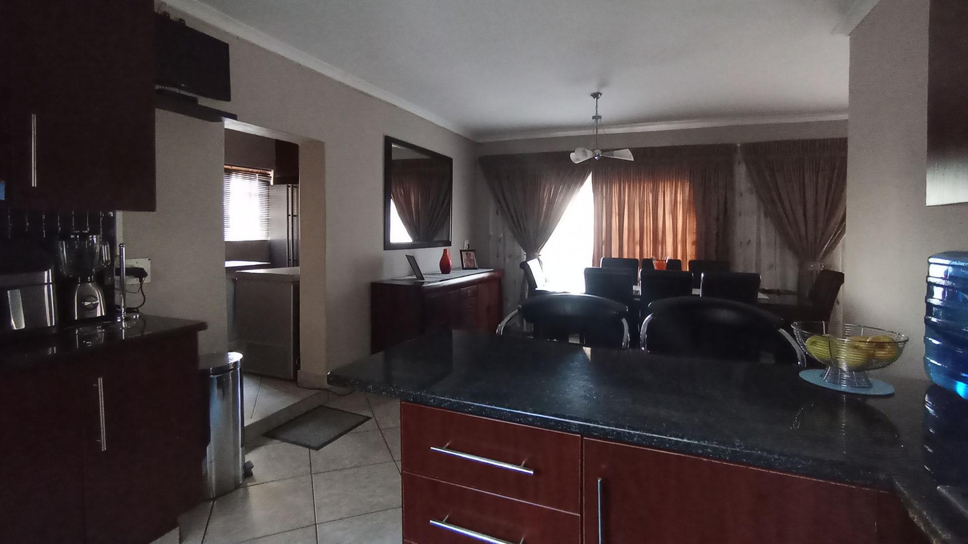 Kitchen - 12 square meters of property in Ninapark