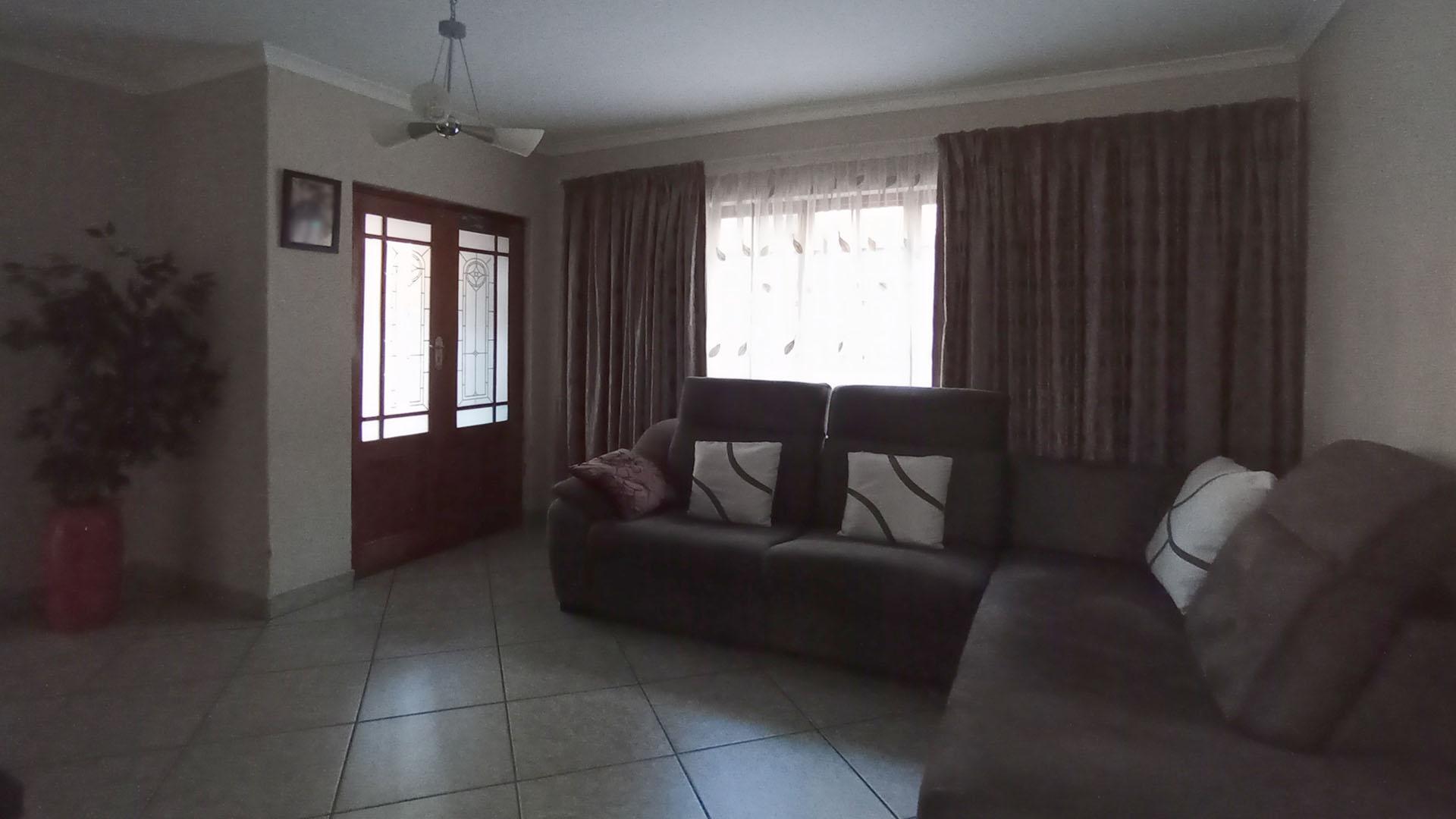 Lounges - 45 square meters of property in Ninapark