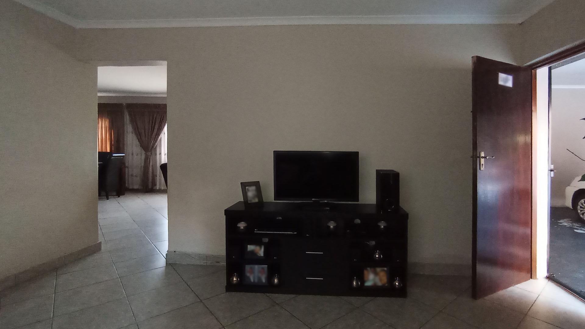 Lounges - 45 square meters of property in Ninapark
