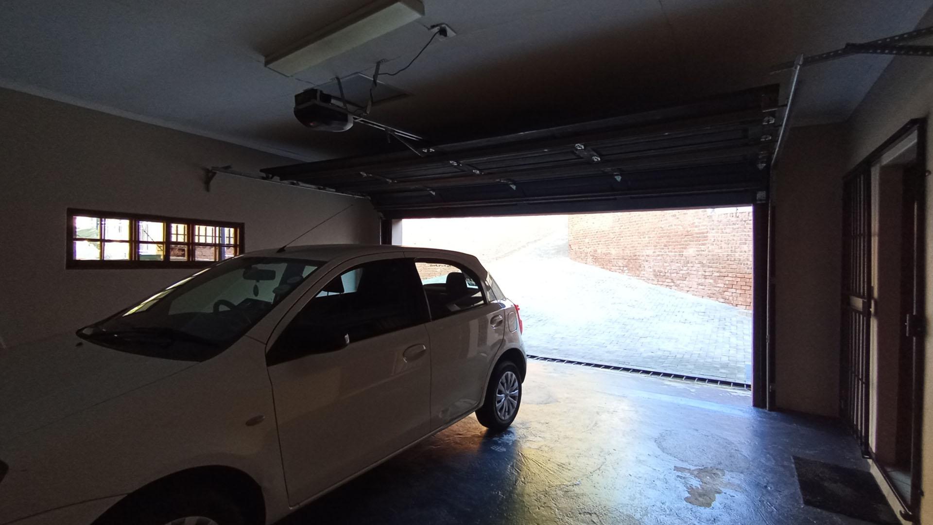 Garage - 37 square meters of property in Ninapark