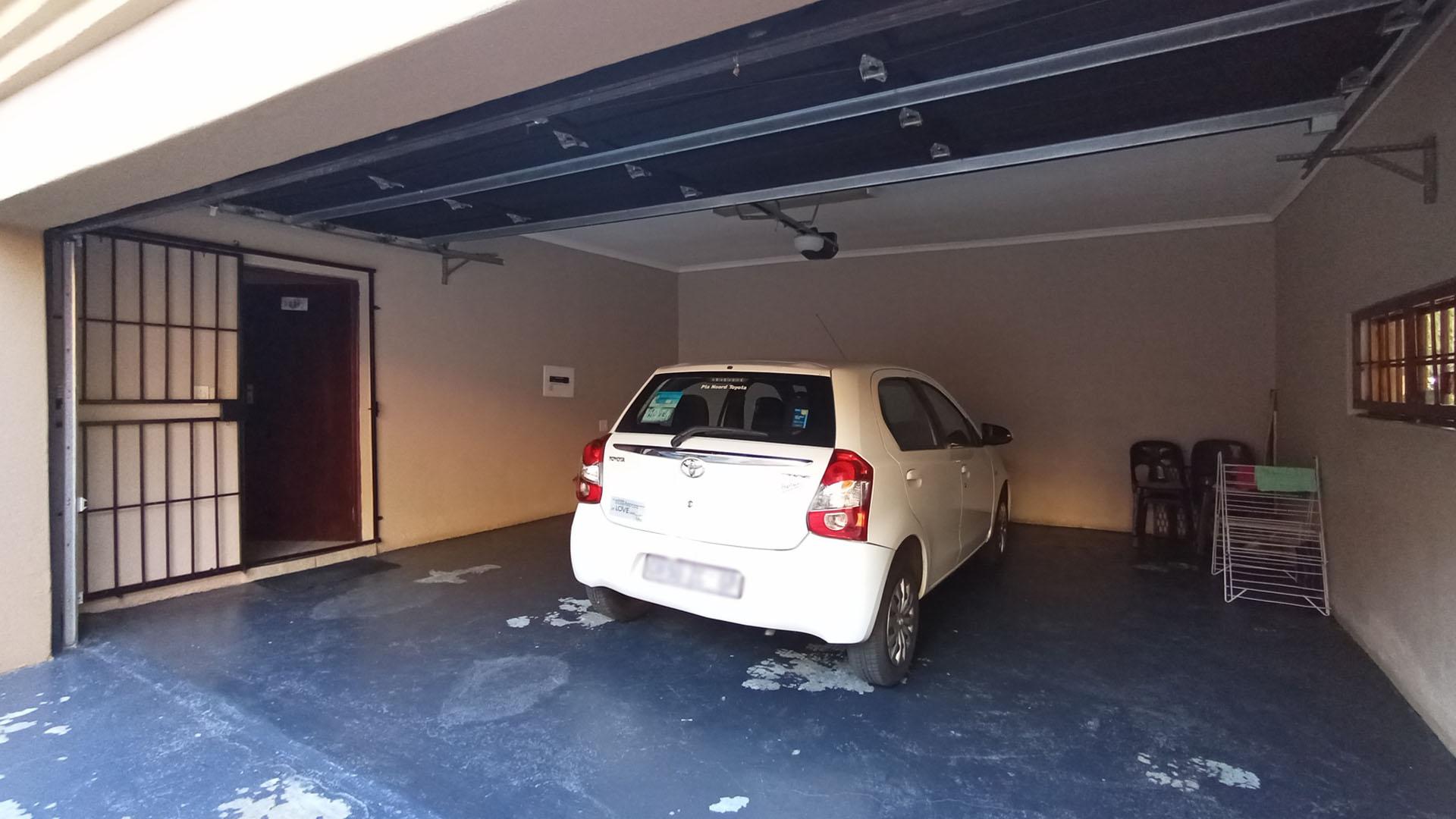 Garage - 37 square meters of property in Ninapark
