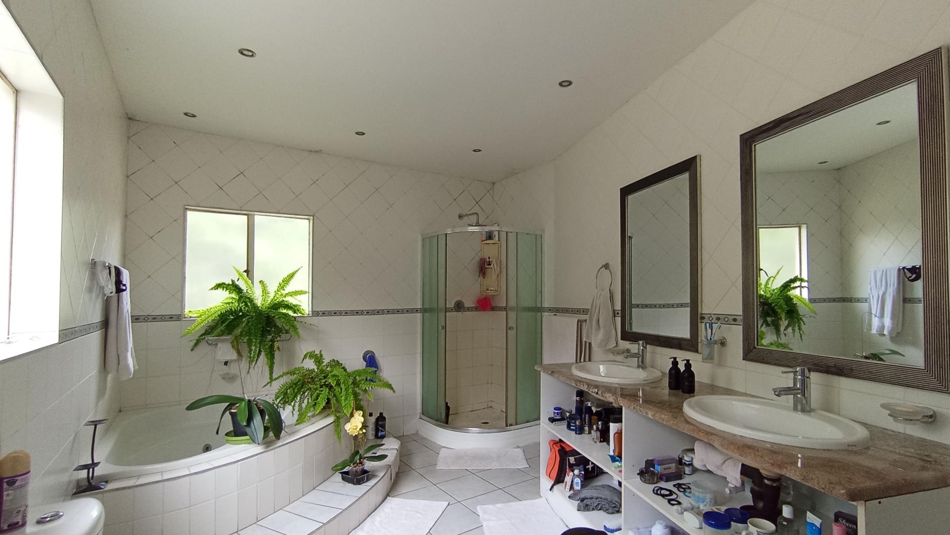 Main Bathroom - 16 square meters of property in Ferndale - JHB