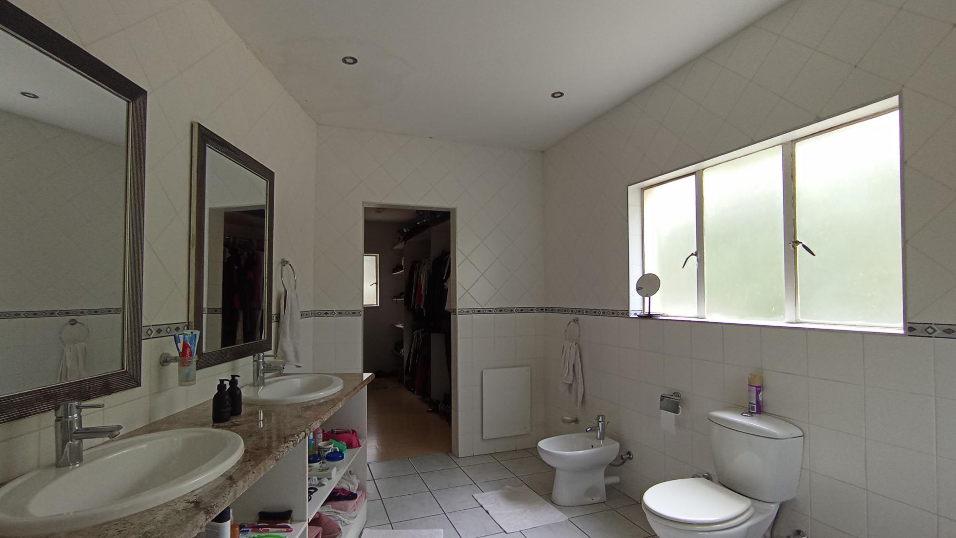 Main Bathroom - 16 square meters of property in Ferndale - JHB