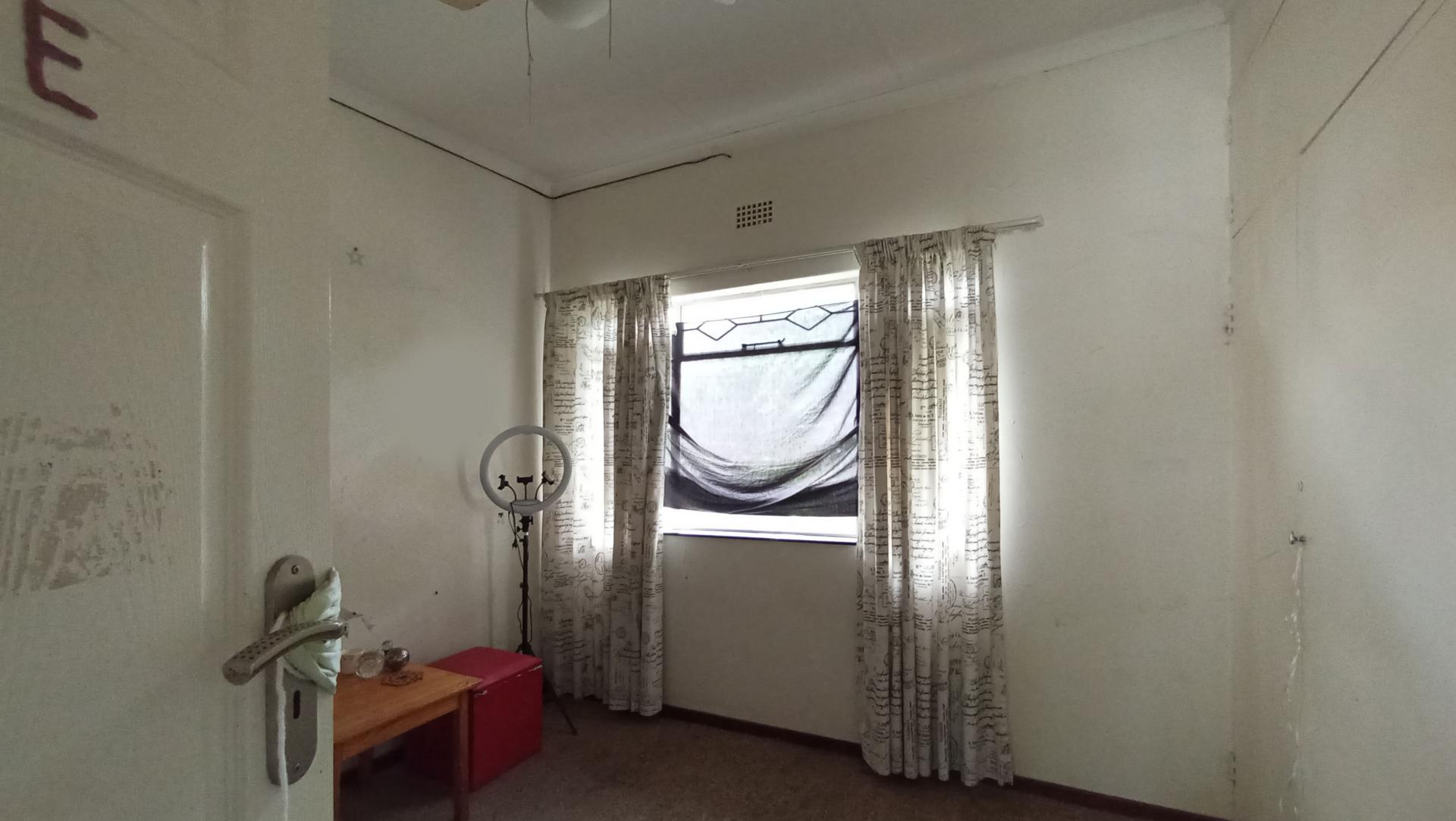 Bed Room 1 - 27 square meters of property in Ferndale - JHB
