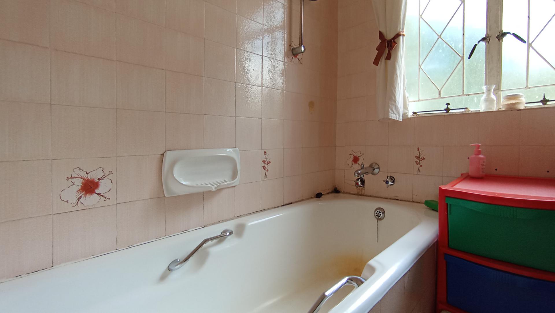 Bathroom 2 - 4 square meters of property in Ferndale - JHB